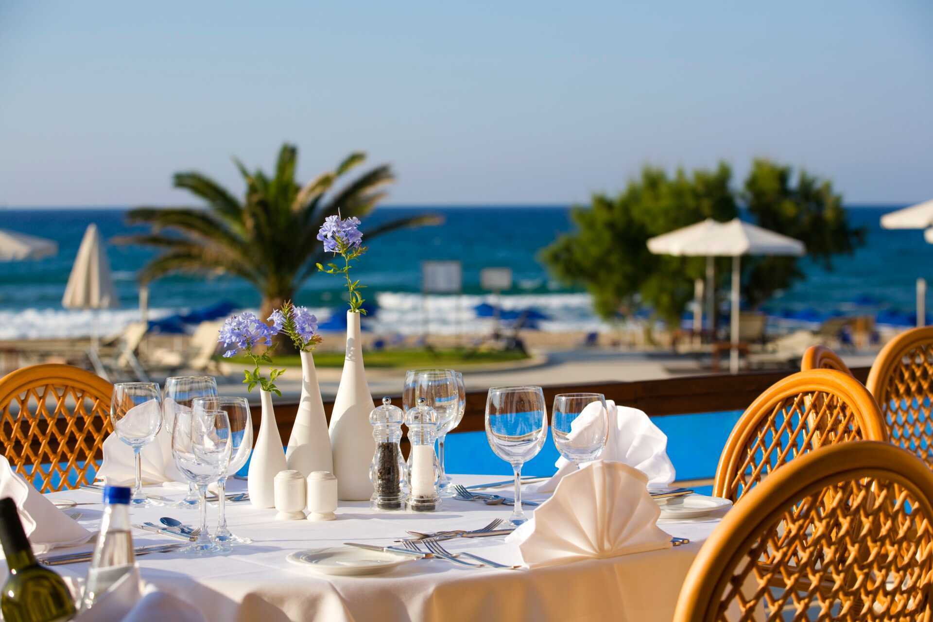 Taverna Gialos in het Pilot Beach hotel in Georgioupolis op Kreta, Griekenland.