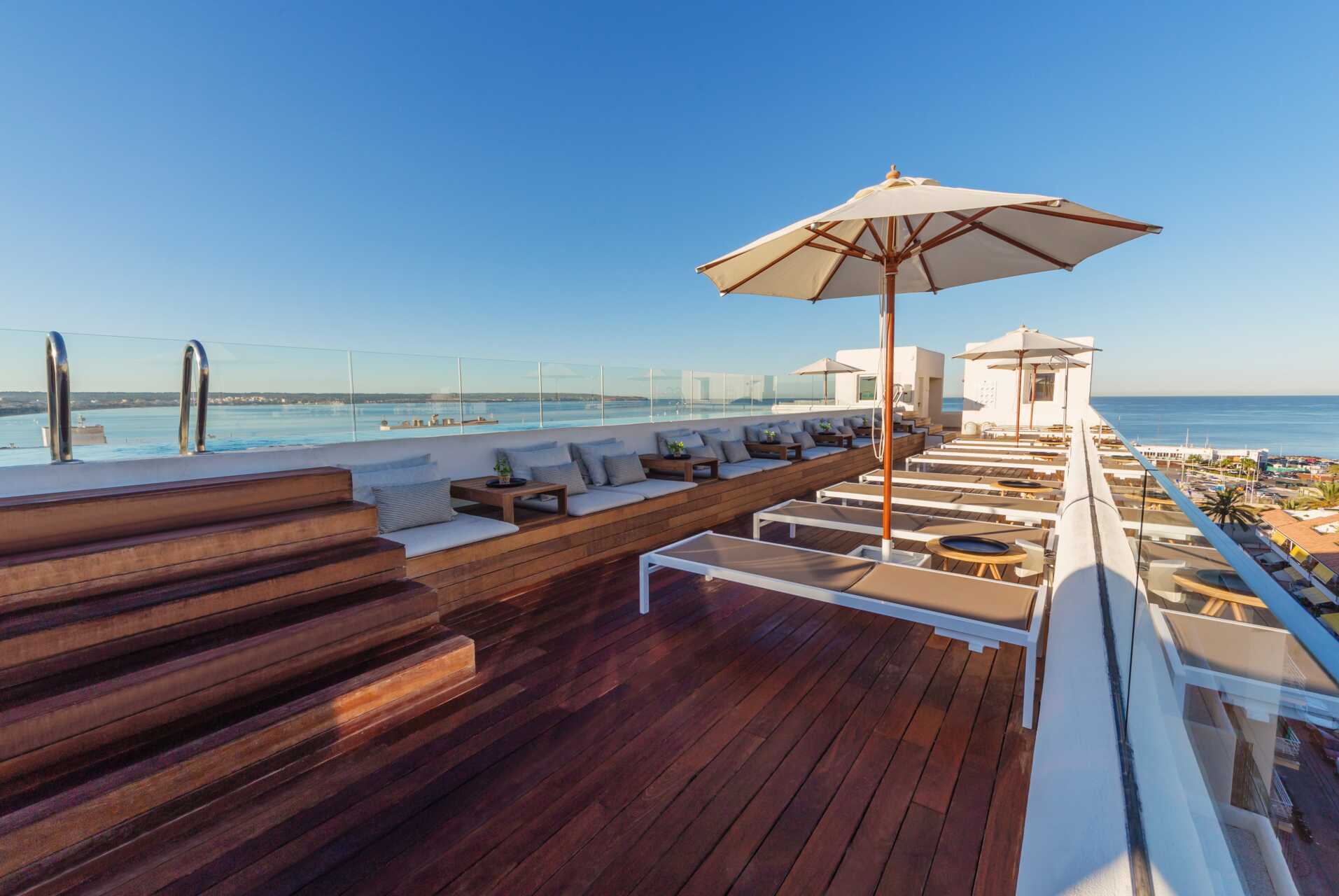 Prachtig zwembad op het dak van HM Alma Beach, Ca'n Pastilla, Mallorca.