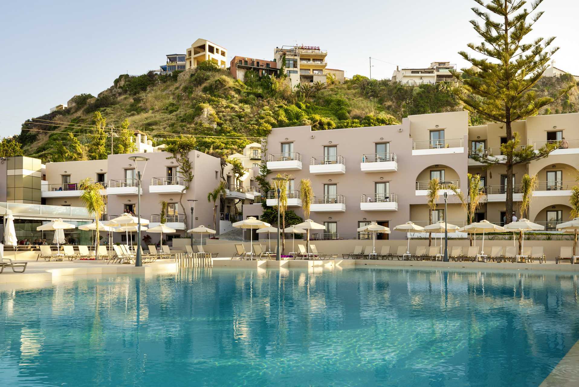 Zwembadgedeelte bij hotel Porto Platanias Village op Kreta.