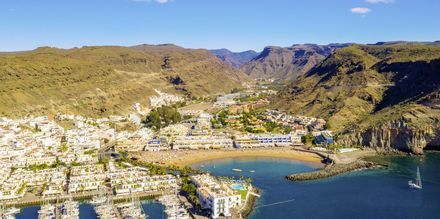 De haven en het strand van Puerto de Mogán op Gran Canaria, Spanje.