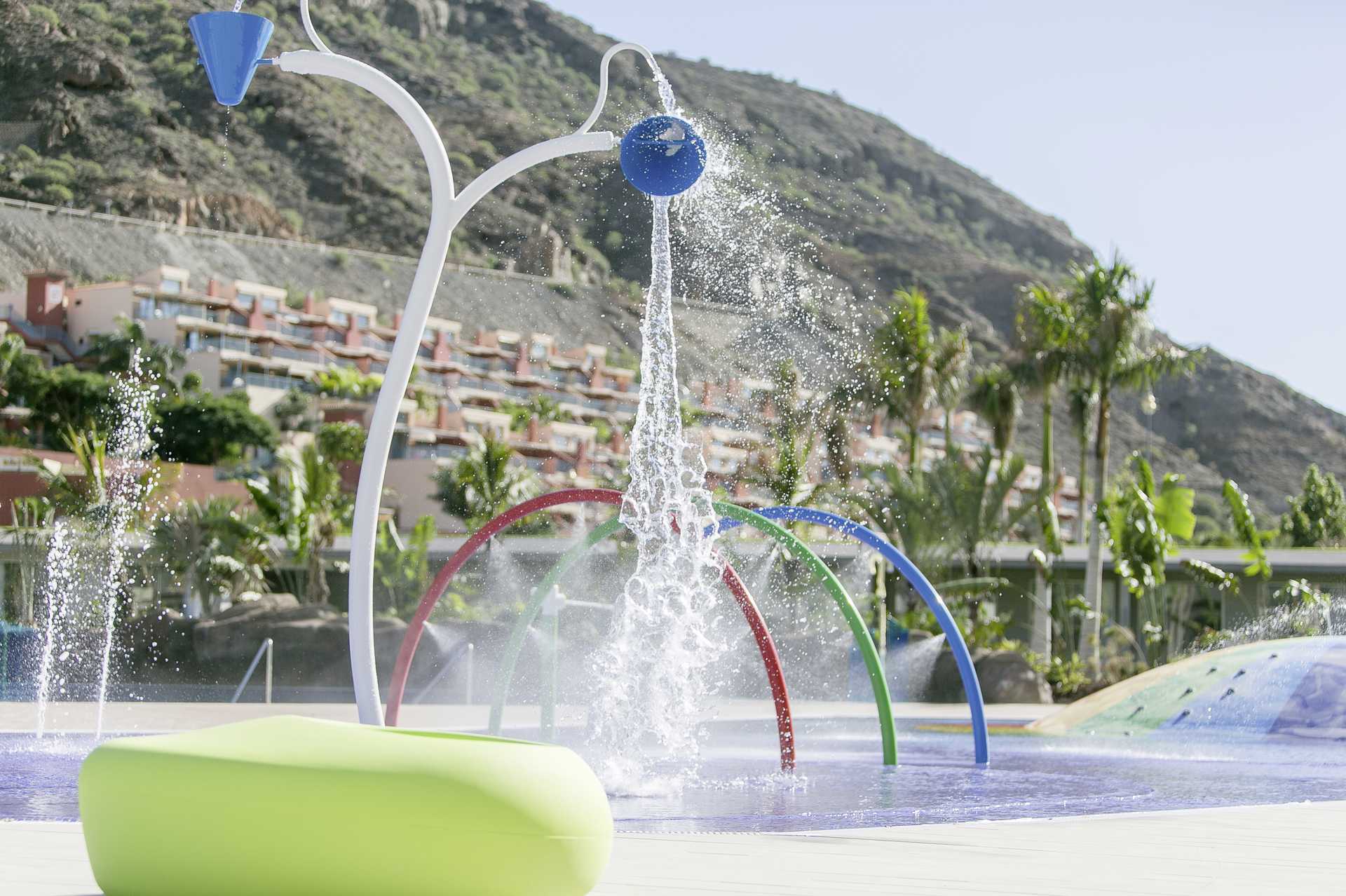 Kinderzwembad bij Radisson Blu Resort & Spa in Puerto de Mogán op Gran Canaria.