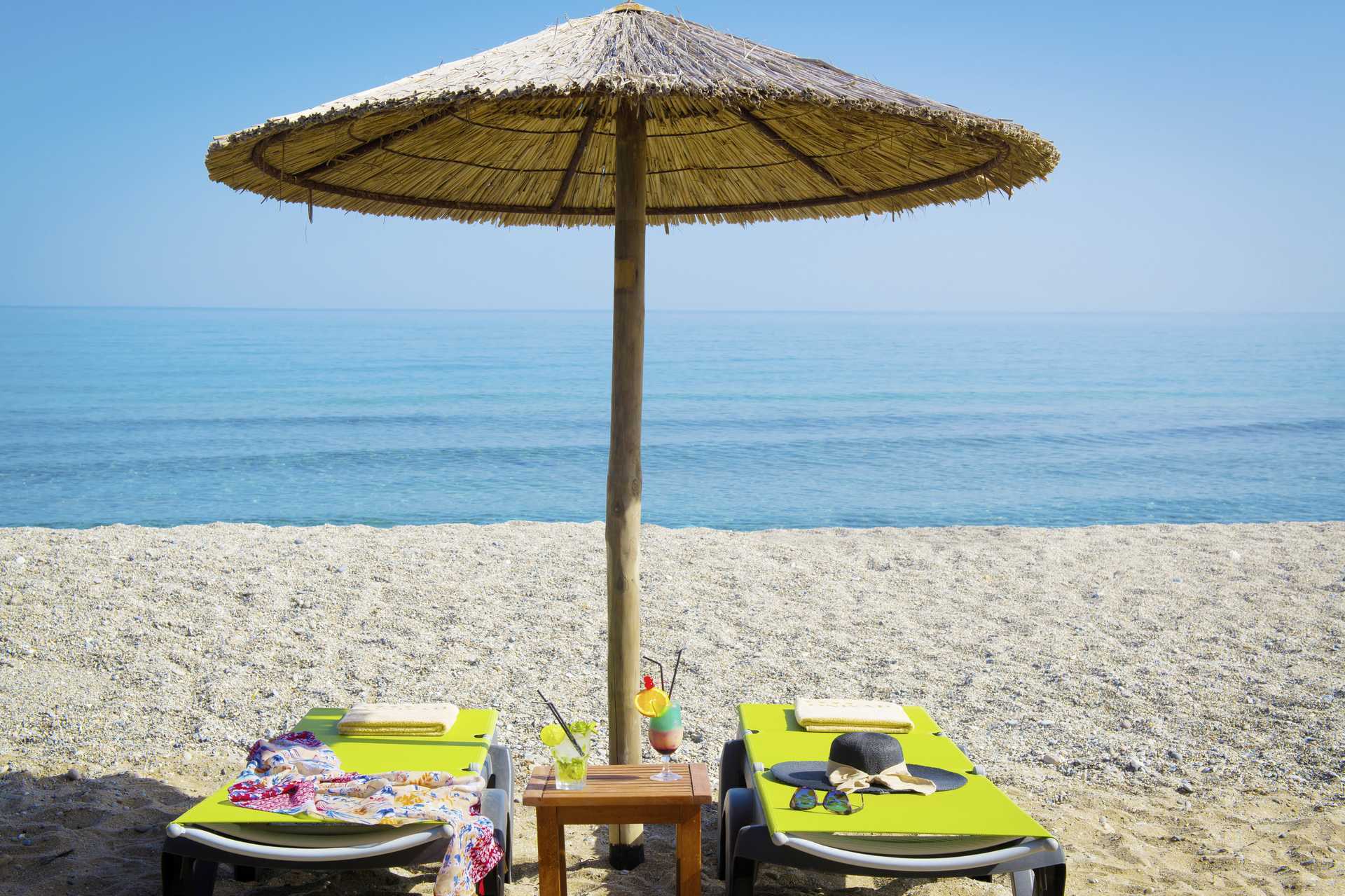 Het strand van het Rethymno Palace hotel in Rethymnon op Kreta, Griekenland.