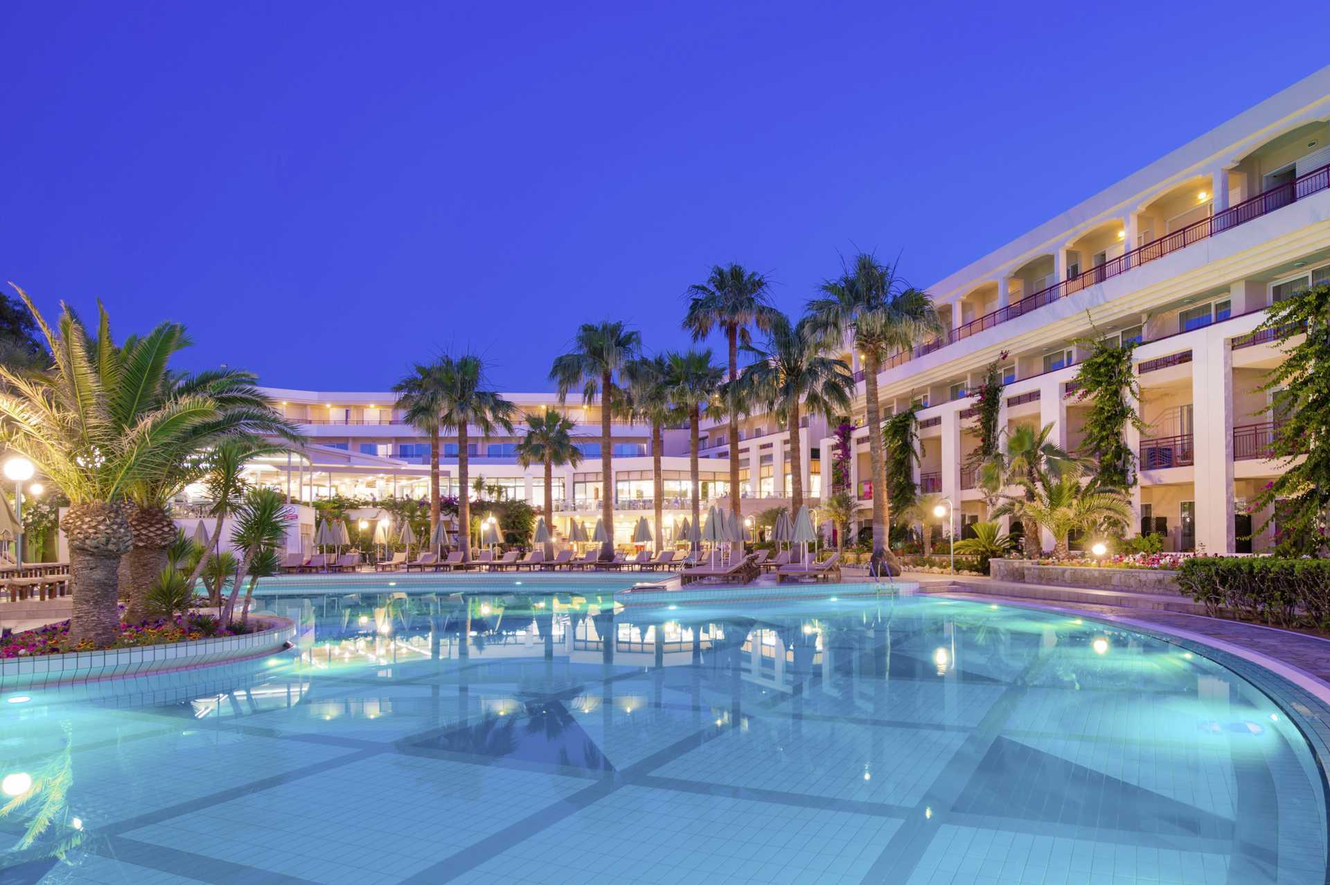 Zwembad bij hotel Rethymno Palace in Rethymnon op Kreta, Griekenland.