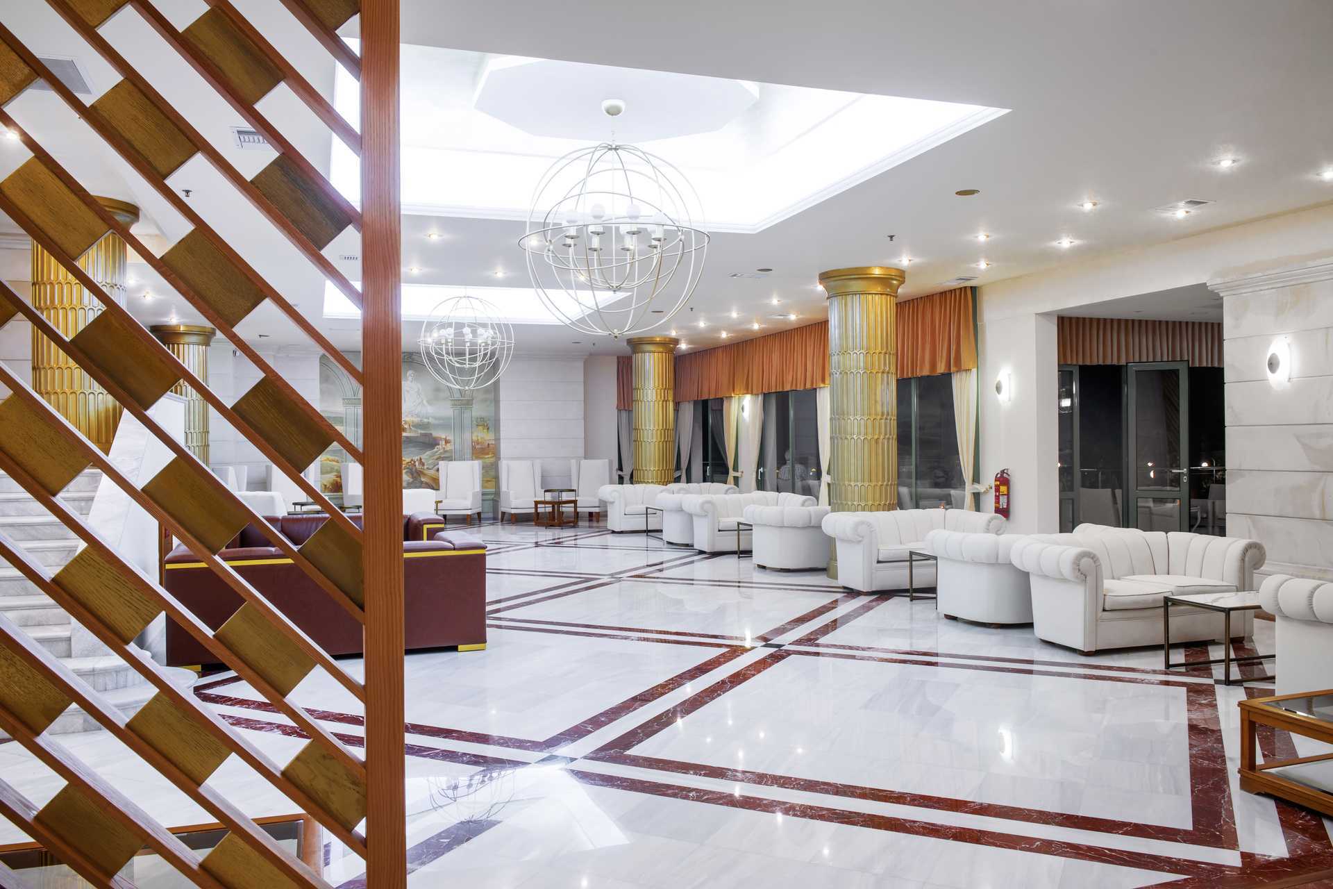 Lobby bij hotel Rethymno Palace in Rethymnon op Kreta, Griekenland.