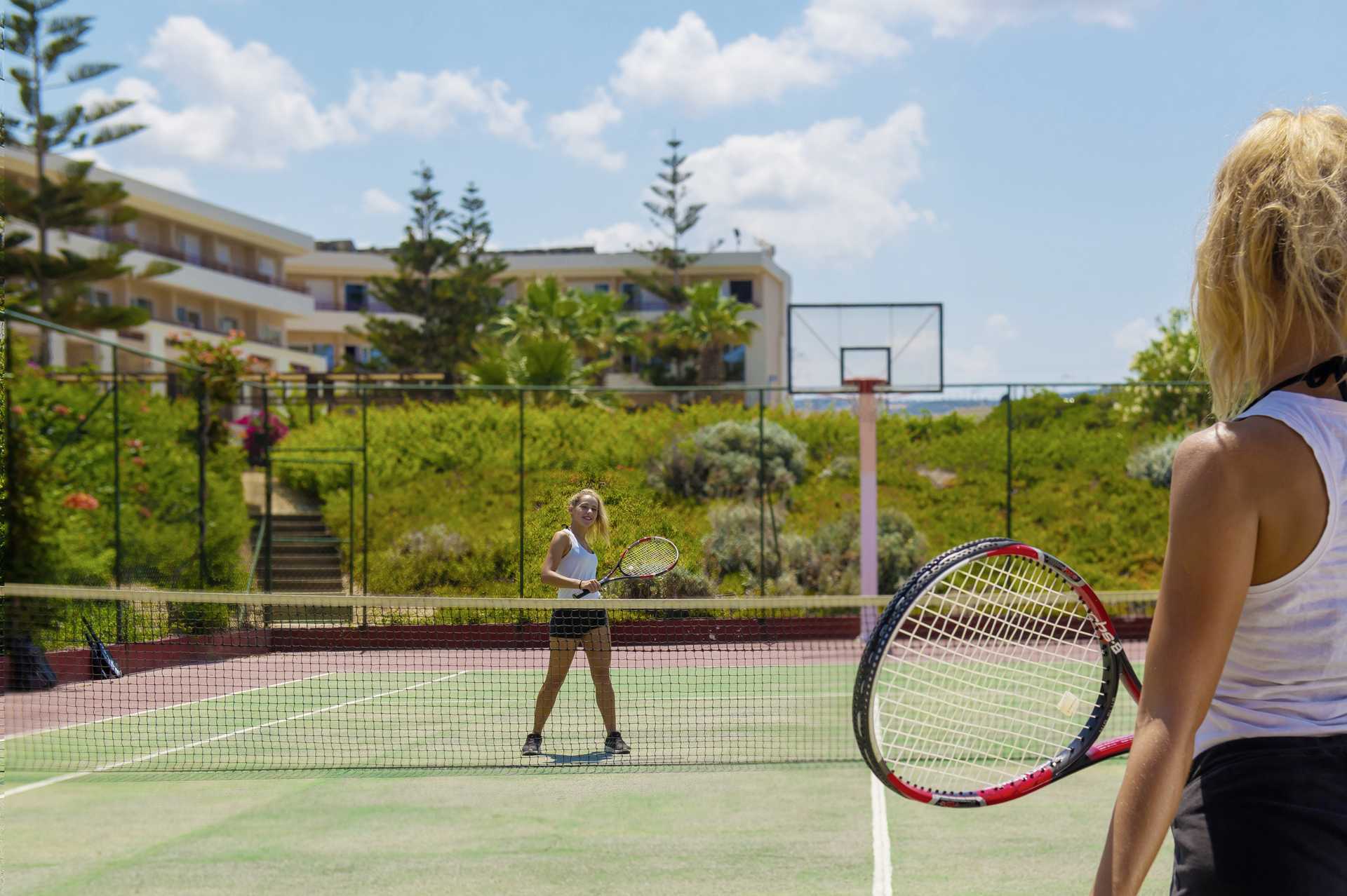 Tennis in het hotel Rethymno Palace in Rethymnon op Kreta, Griekenland.
