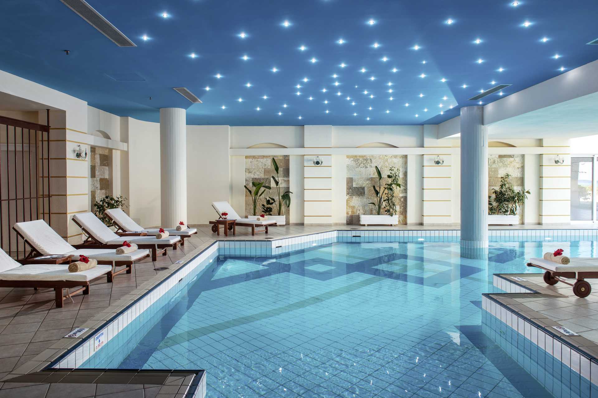 Binnenzwembad in hotel Rethymno Palace in Rethymnon op Kreta, Griekenland.