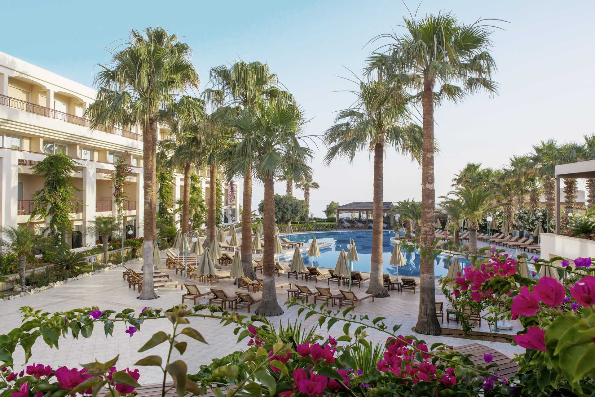 Zwembad bij hotel Rethymno Palace in Rethymnon op Kreta, Griekenland.