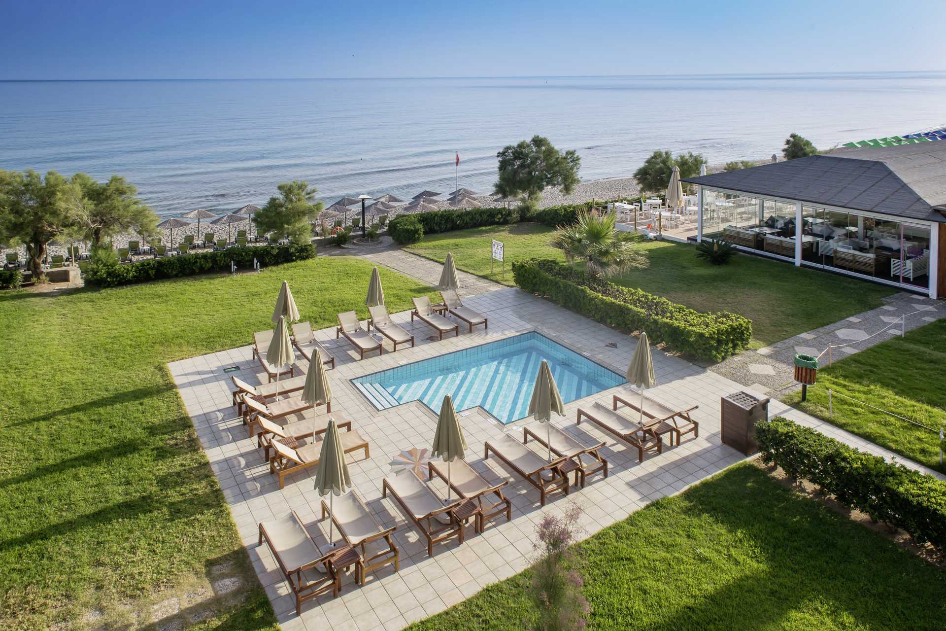 Zwembad bij hotel Rethymno Palace in Rethymnon op Kreta, Griekenland.
