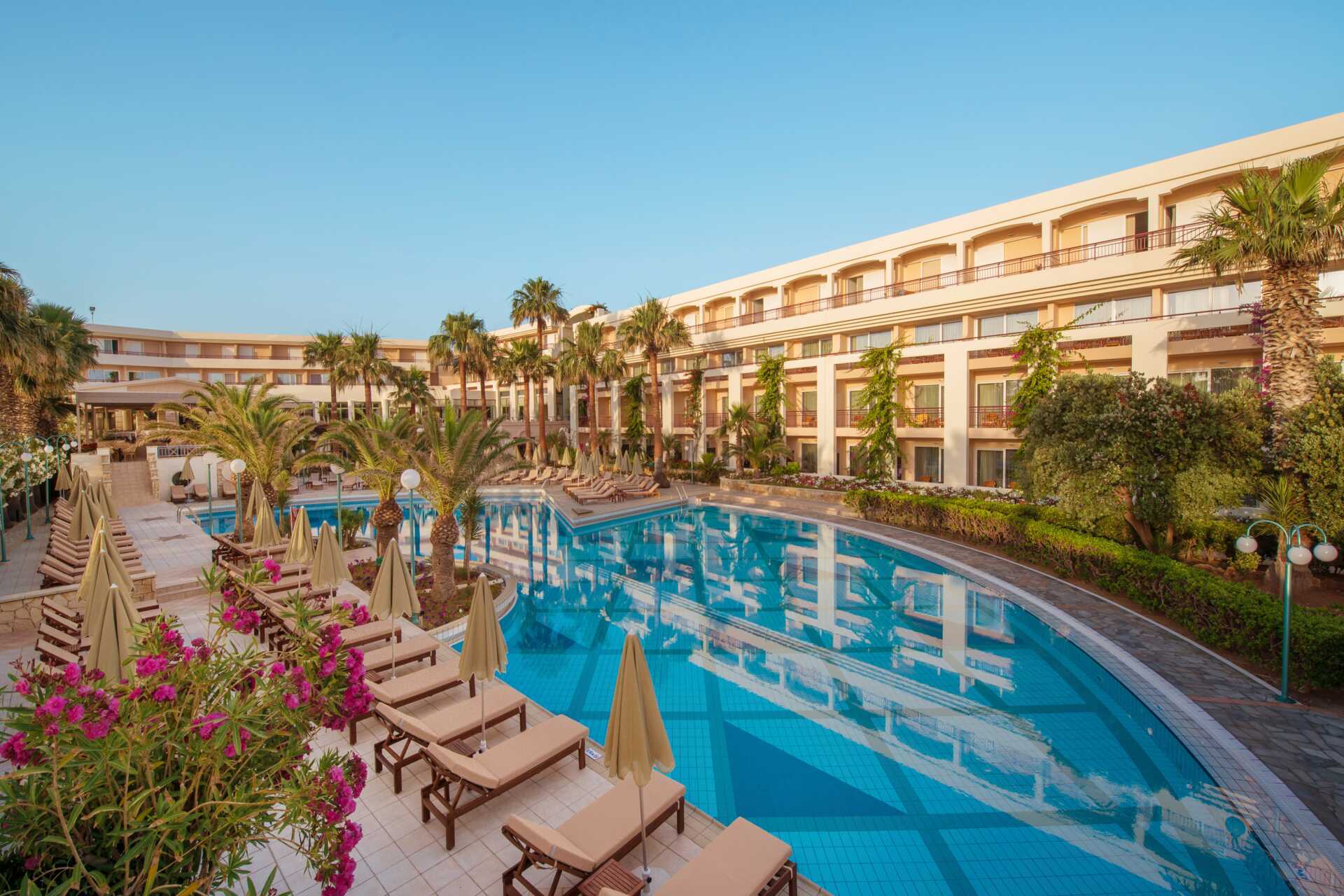 Zwembad bij hotel Rethymno Palace in Rethymnon op Kreta, Griekenland.