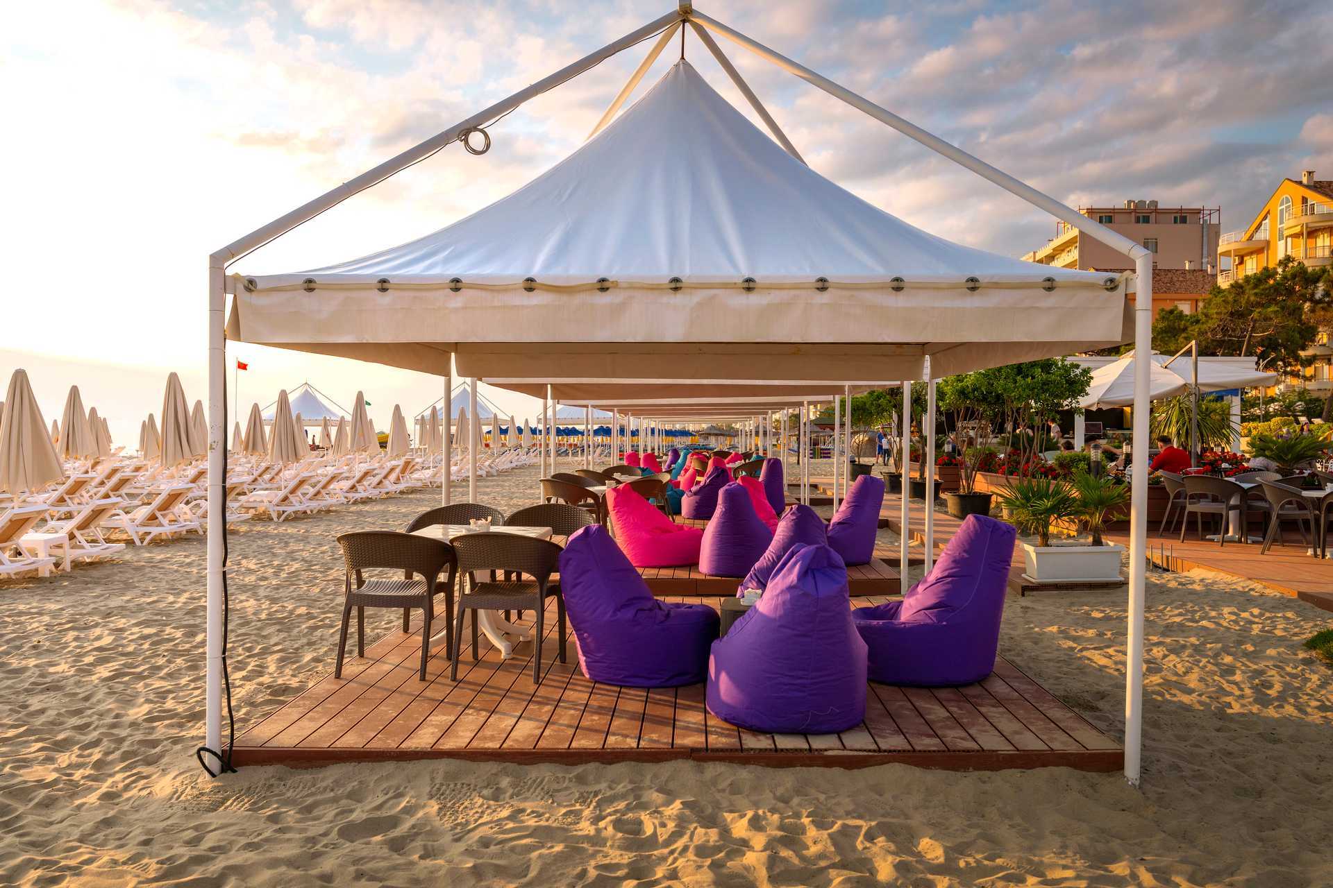 Het strand bij het Fafa Grand Blue hotel aan de Rivièra van Durrës in Albanië.