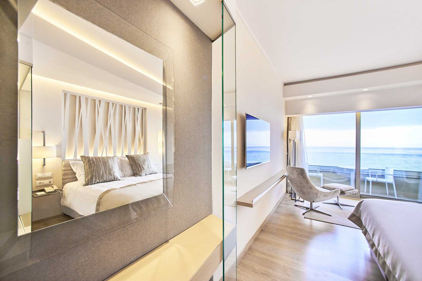 Deluxe kamer met uitzicht op zee in het Rodos Palace hotel in Ixia op Rhodos, Griekenland.