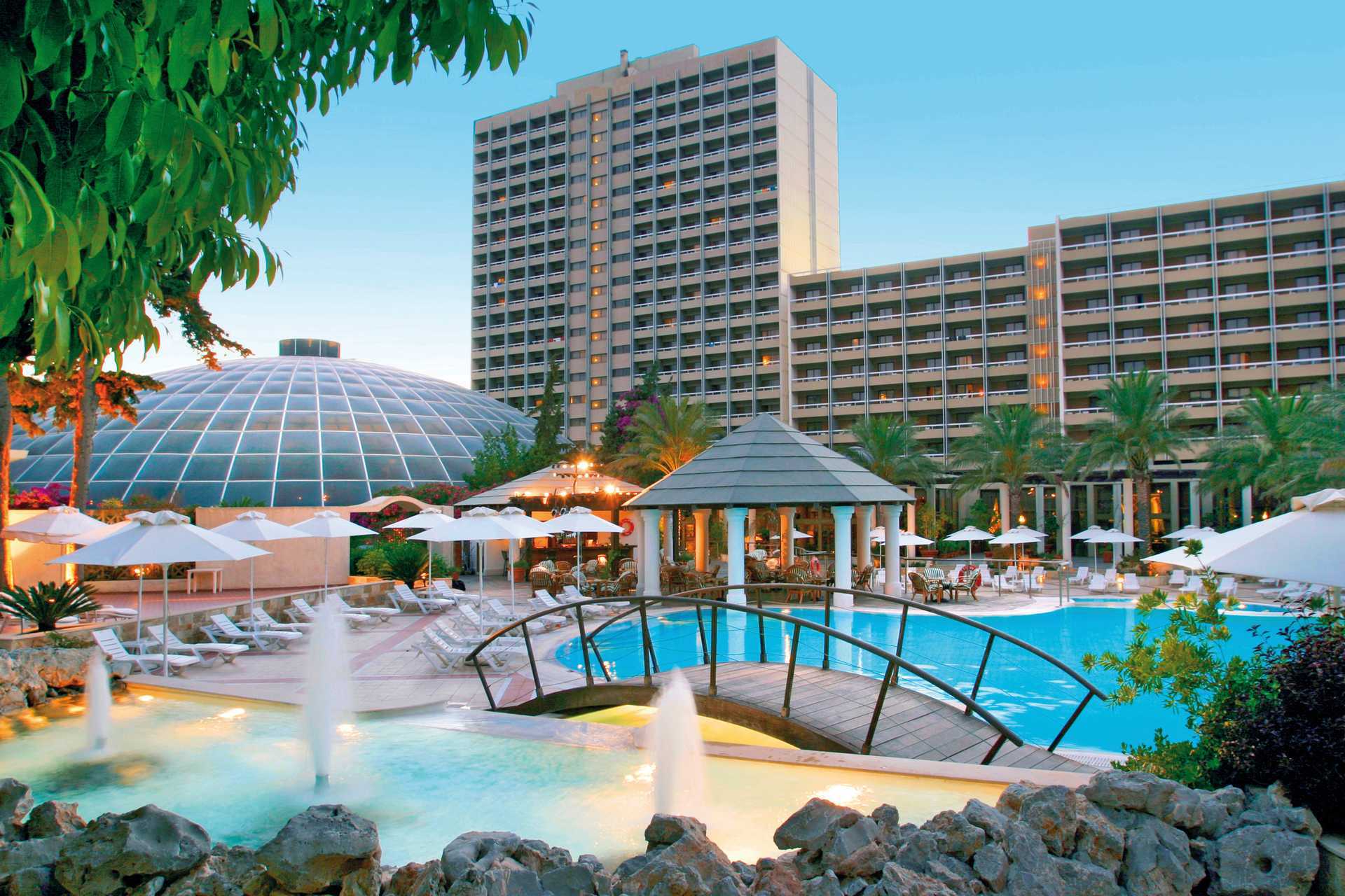Het zwembadgedeelte van het Rodos Palace hotel in Ixia op Rhodos, Griekenland.