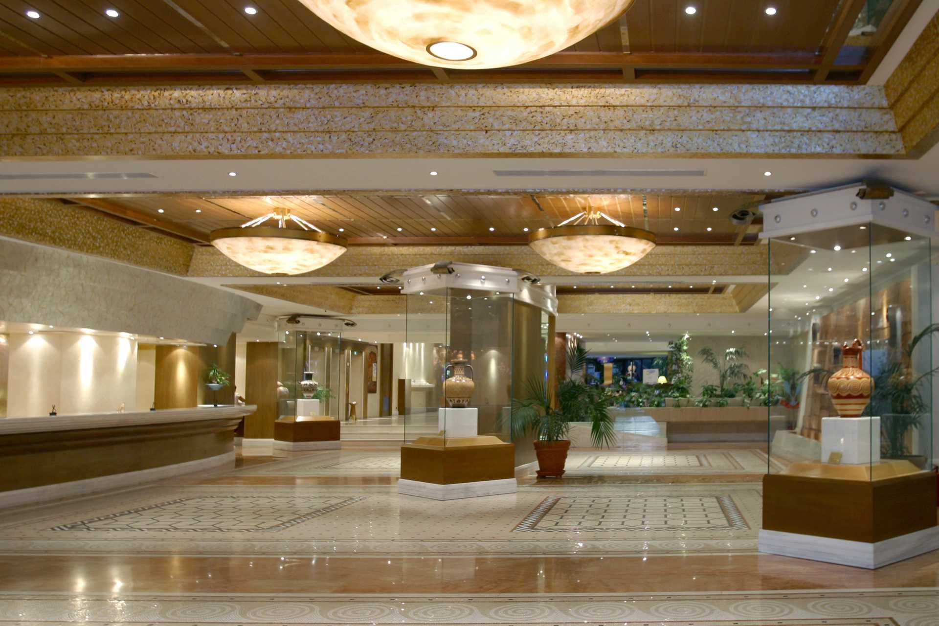 De lobby van het Rodos Palace hotel in Ixia op Rhodos, Griekenland.