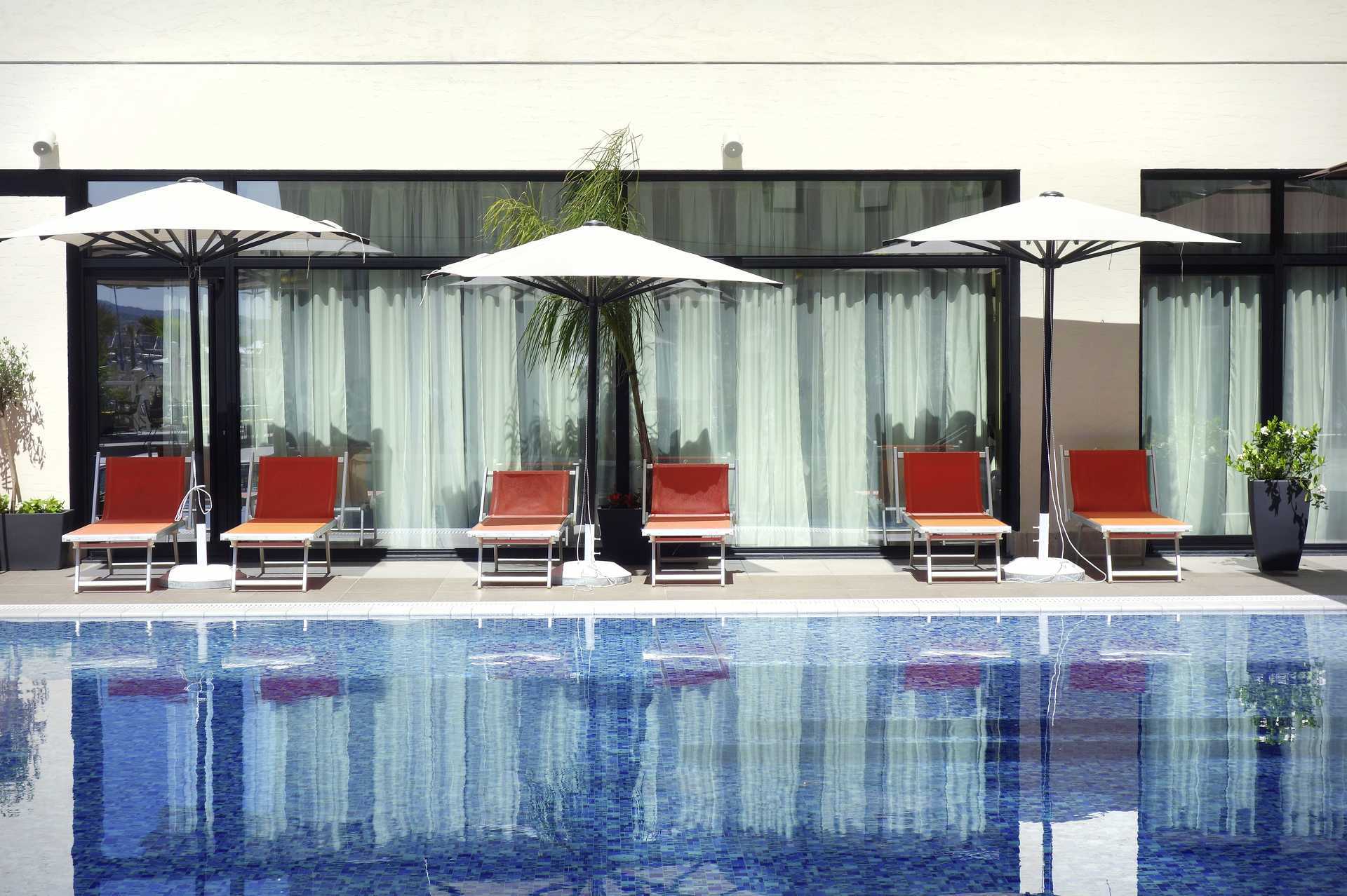 Het zwembad bij Royal G aan de Rivièra van Durrës, Albanië.