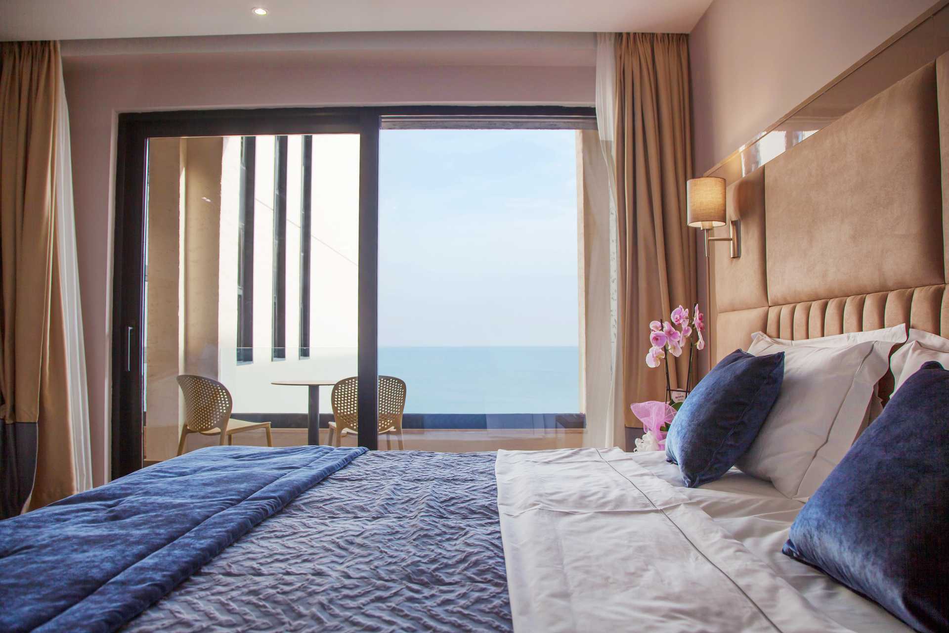 Tweepersoonskamer in hotel Royal G in Durres, Albanië.