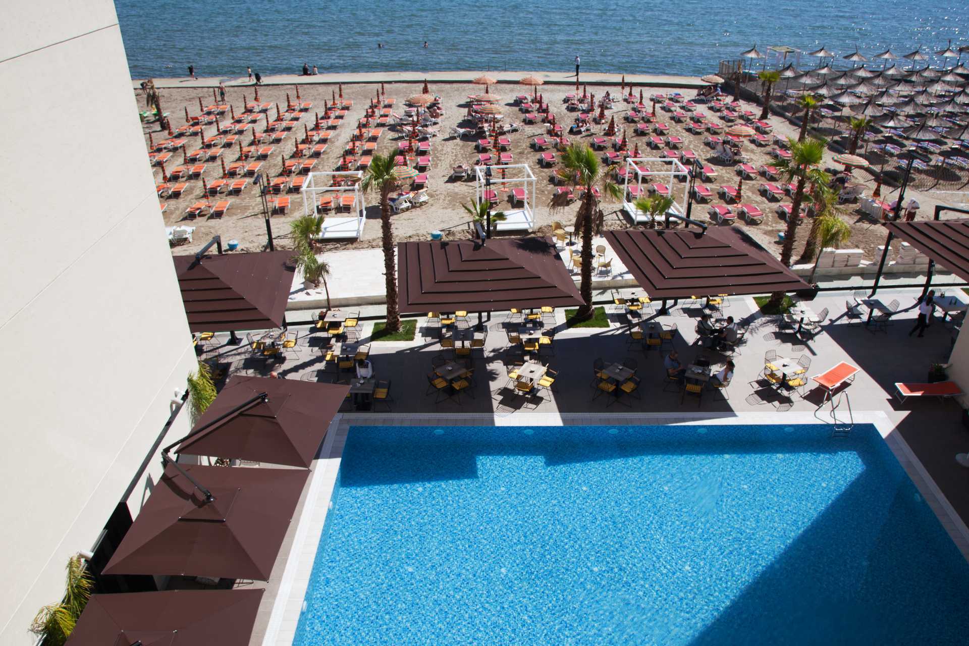 Het zwembadgebied van het Royal G hotel in Durres, Albanië.