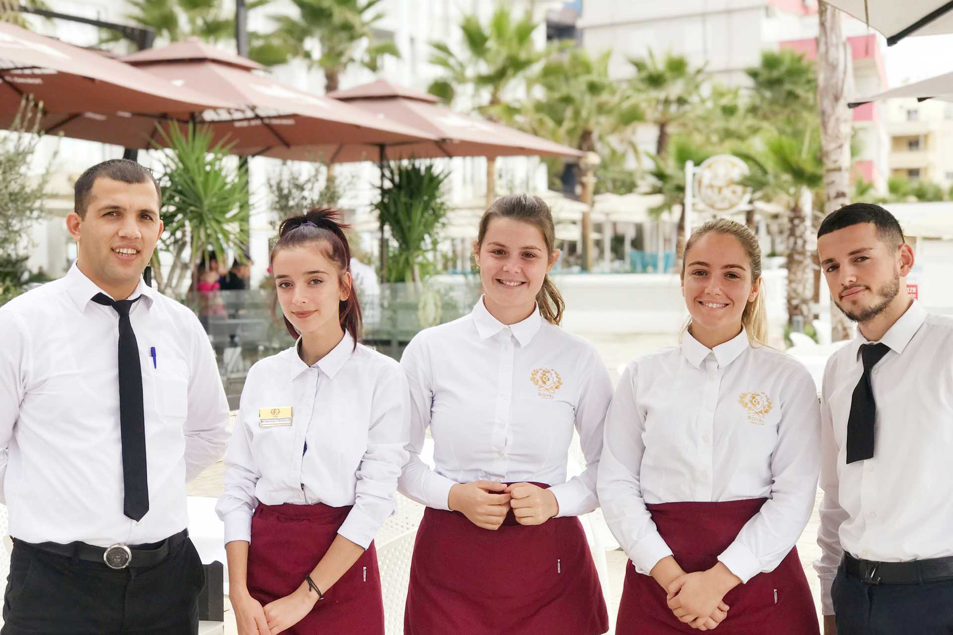 Personeel van hotel Royal G in Durres, Albanië.