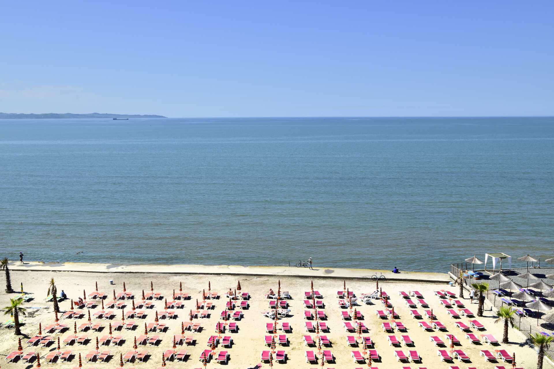Het strand onder Royal G aan de Rivièra van Durrës, Albanië.
