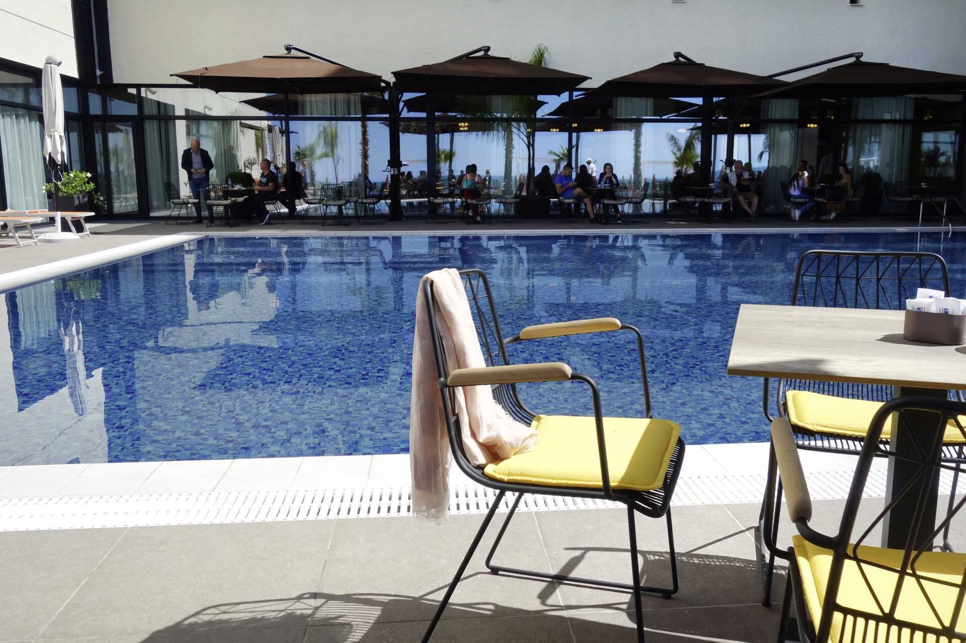 Het zwembad bij Royal G aan de Rivièra van Durrës, Albanië.