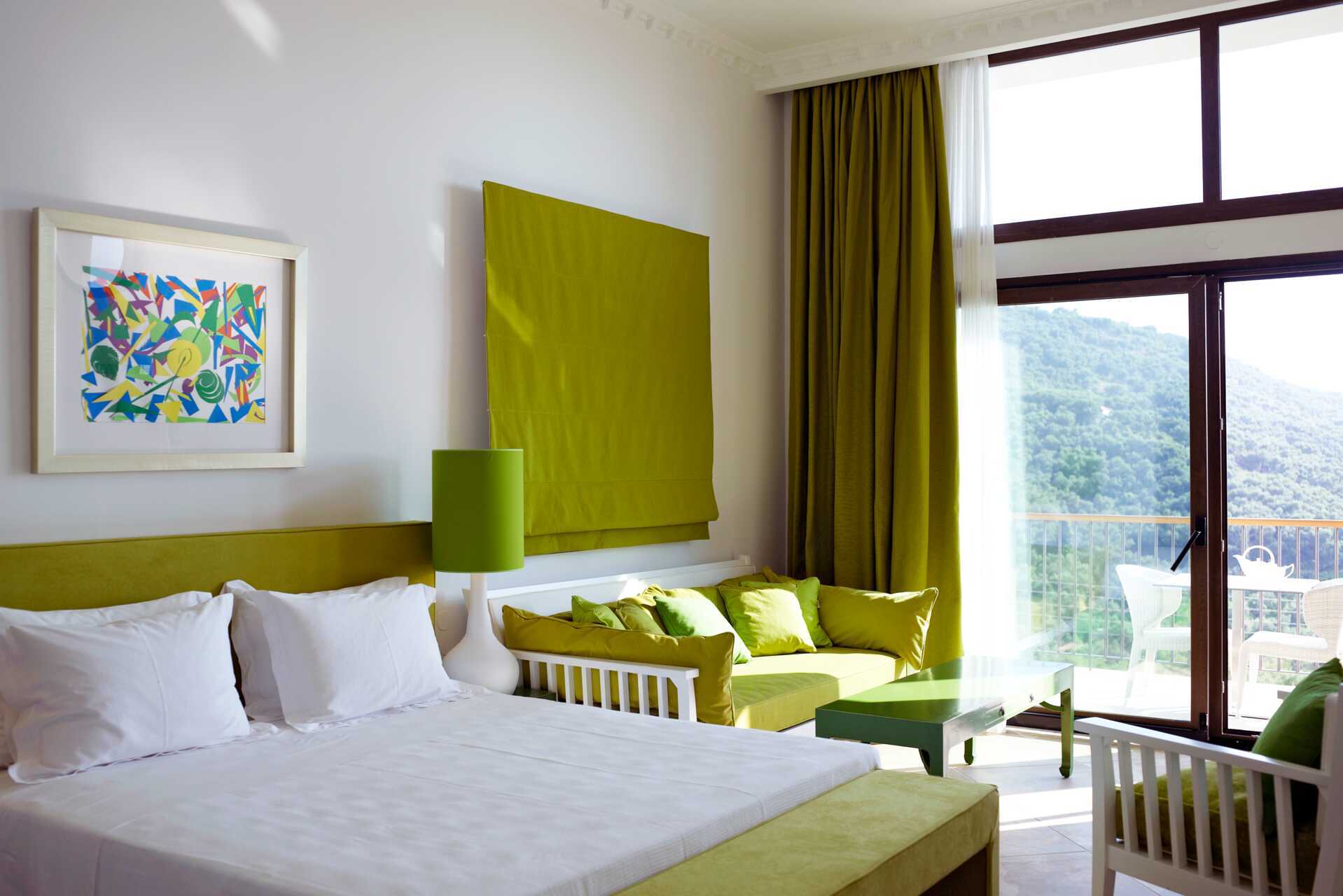 Deluxe kamer in Salvator Hotel Villas &amp; Spa in Parga, Griekenland.