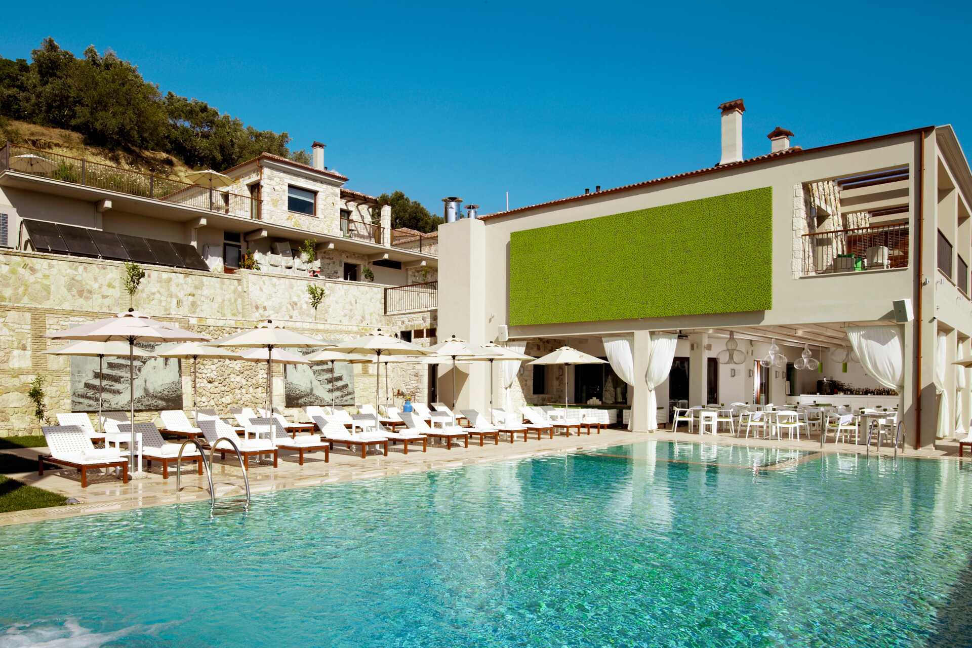 Het zwembad van Salvator Hotel Villas &amp; Spa in Parga, Griekenland.