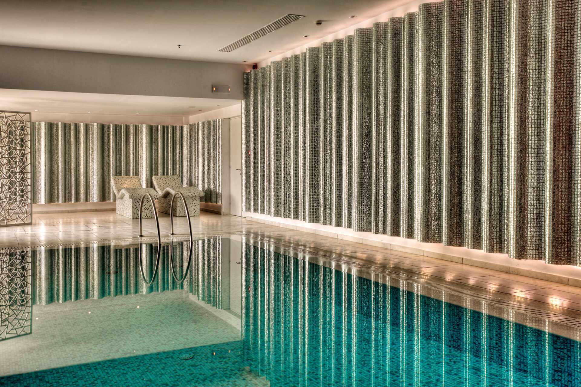 Binnenzwembad in Salvator Hotel Villas &amp; Spa in Parga, Griekenland.