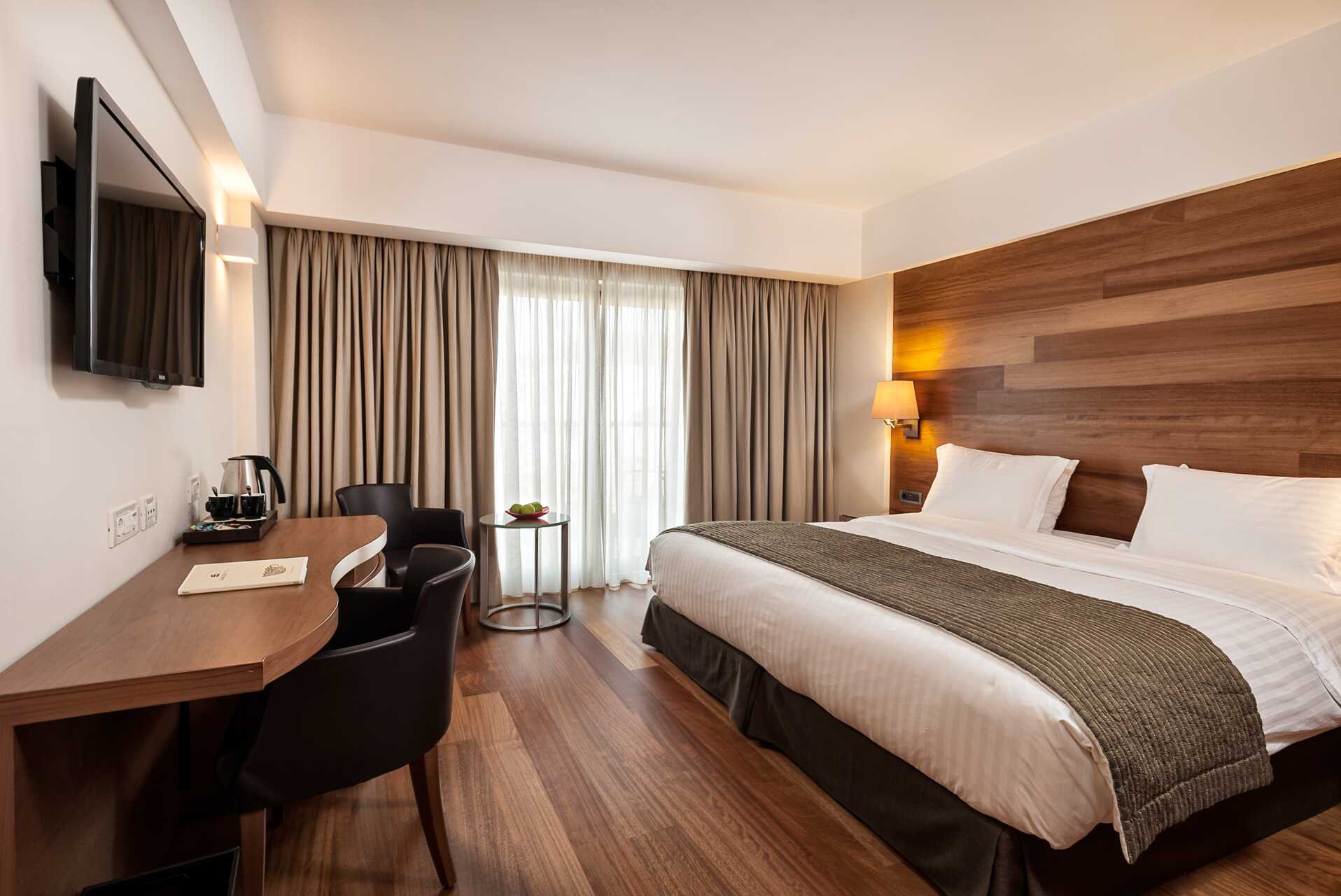 Grotere tweepersoonskamer in hotel Samaria in de stad Chania, Kreta.