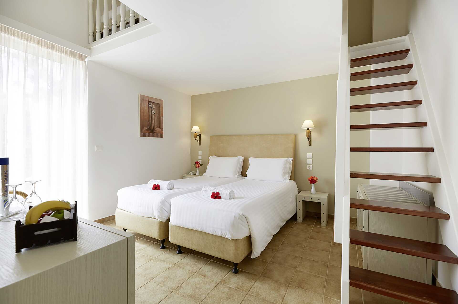 Familiekamer in maisonette in Hotel Santa Marina Beach in Agia Marina op Kreta, Griekenland.