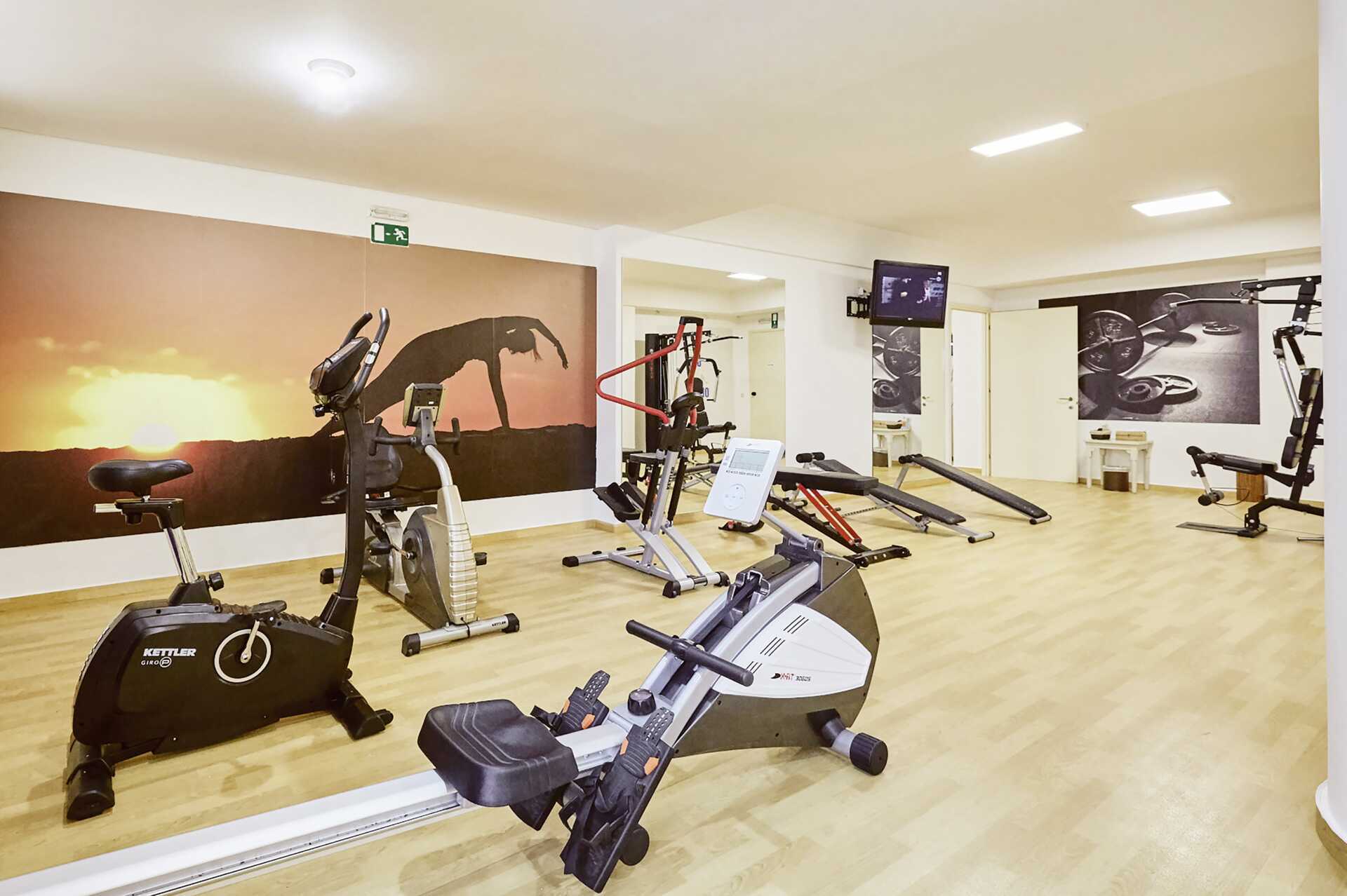 De sportschool in het Santa Marina Beach hotel in Agia Marina.