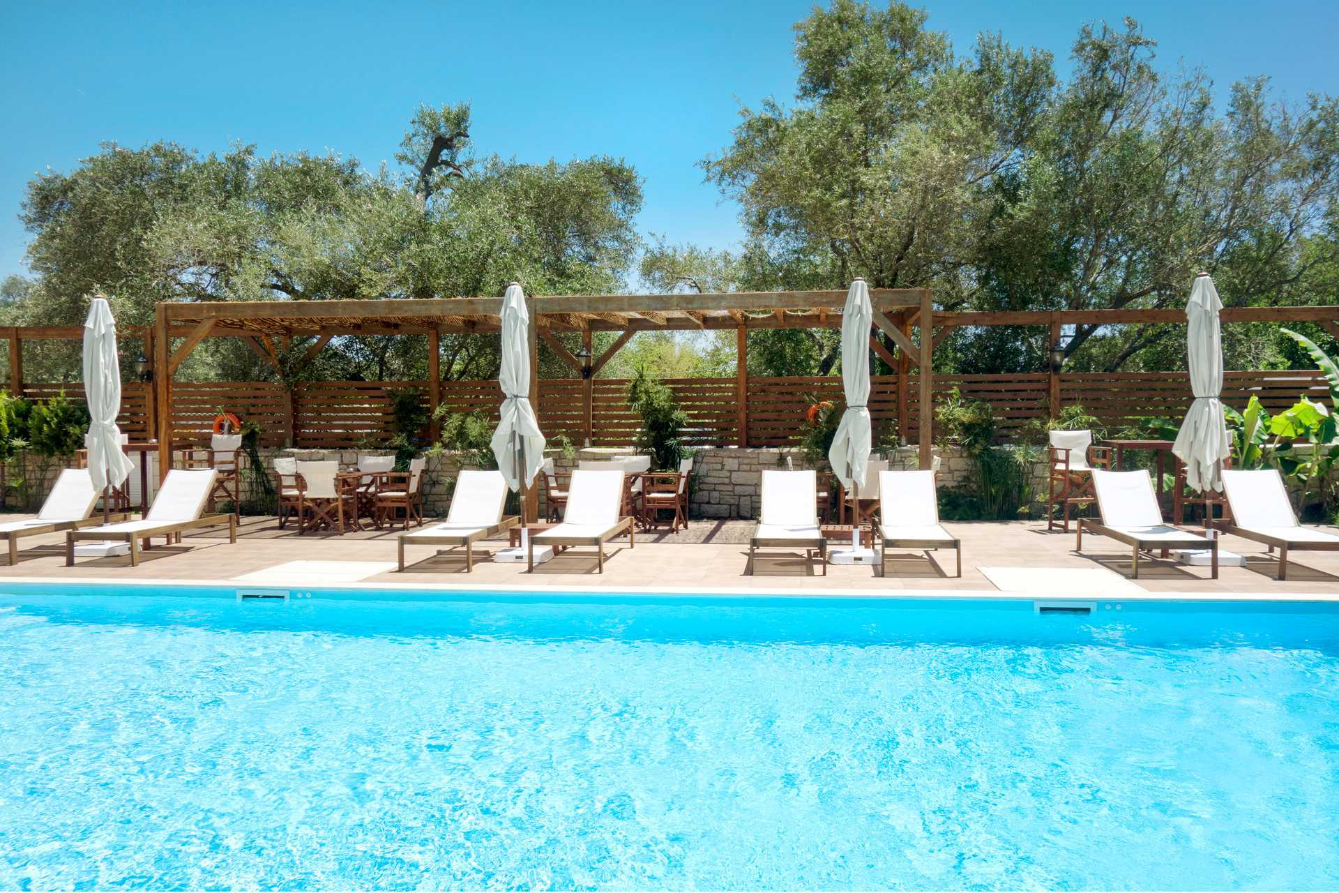 Het zwembad van hotel Sappho in Parga, Griekenland.