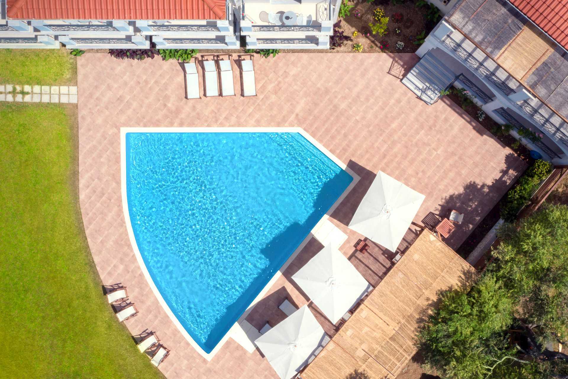 Het zwembad van hotel Sappho in Parga, Griekenland.