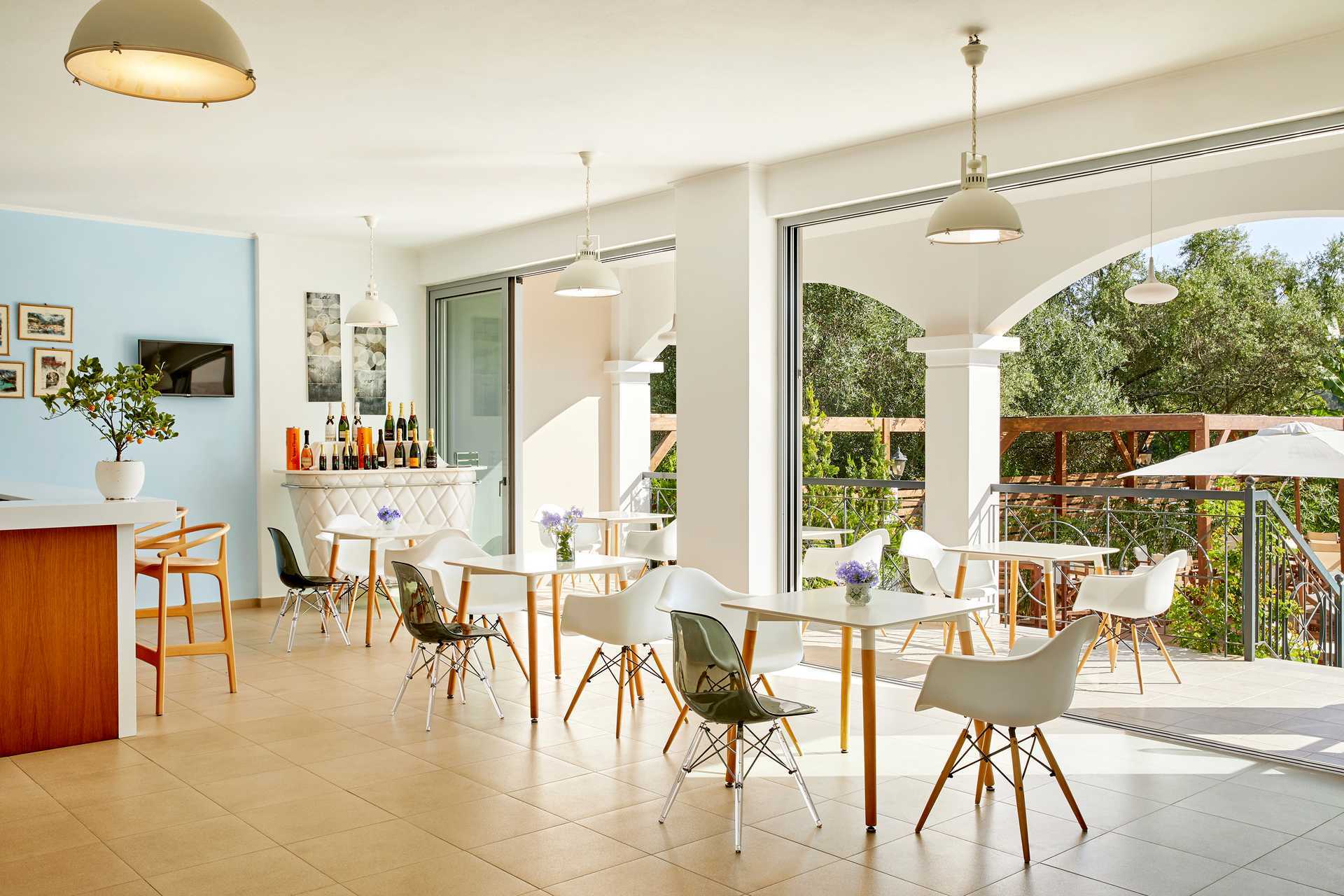 Receptie en lounge in hotel Sappho in Parga.