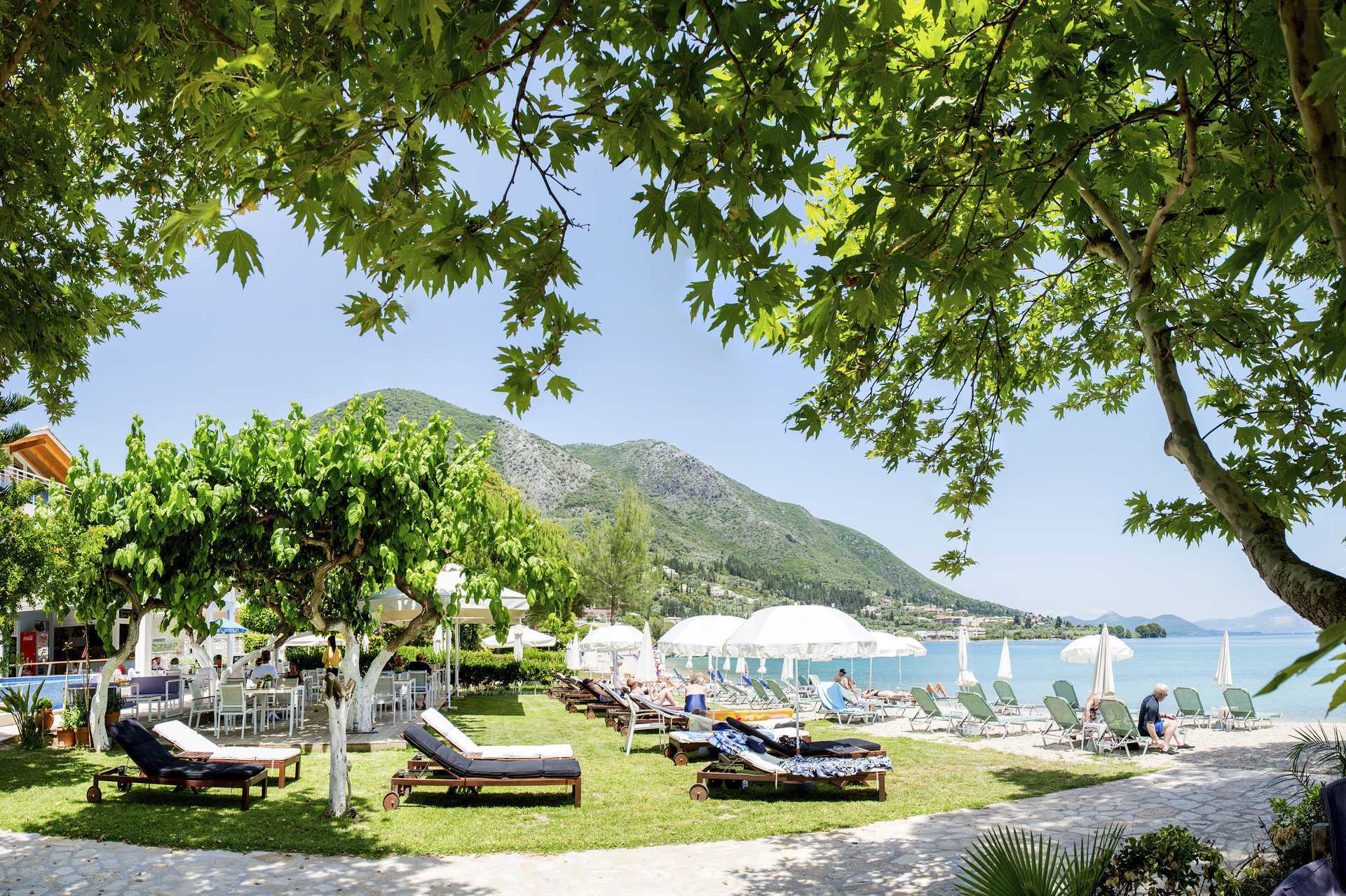 Tuin en strand bij het Seaview hotel op Lefkas.