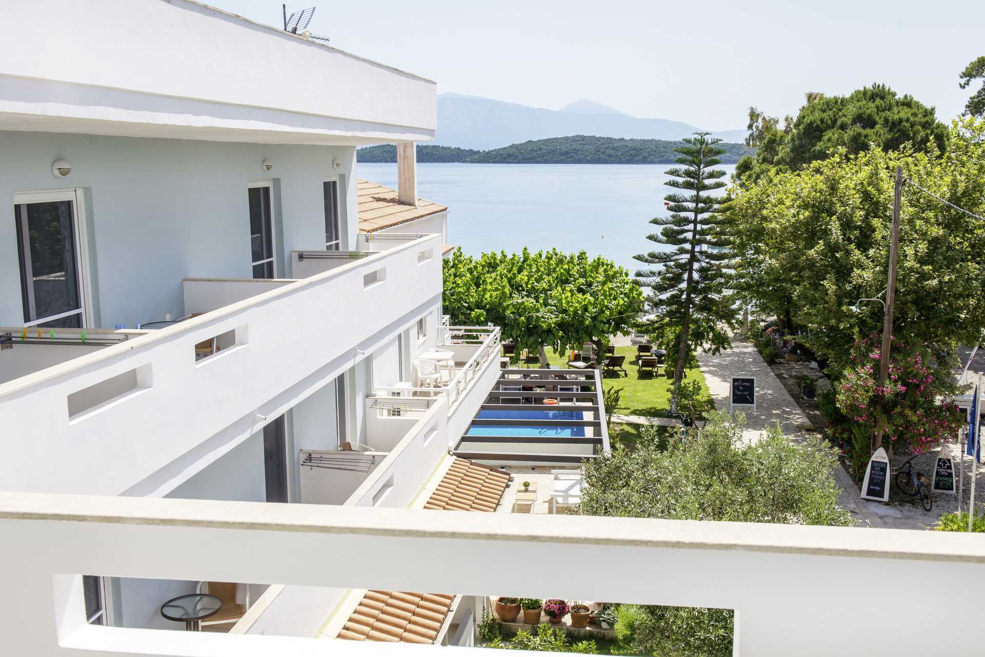 Uitzicht vanaf balkon bij hotel Seaview op Lefkas, Griekenland.