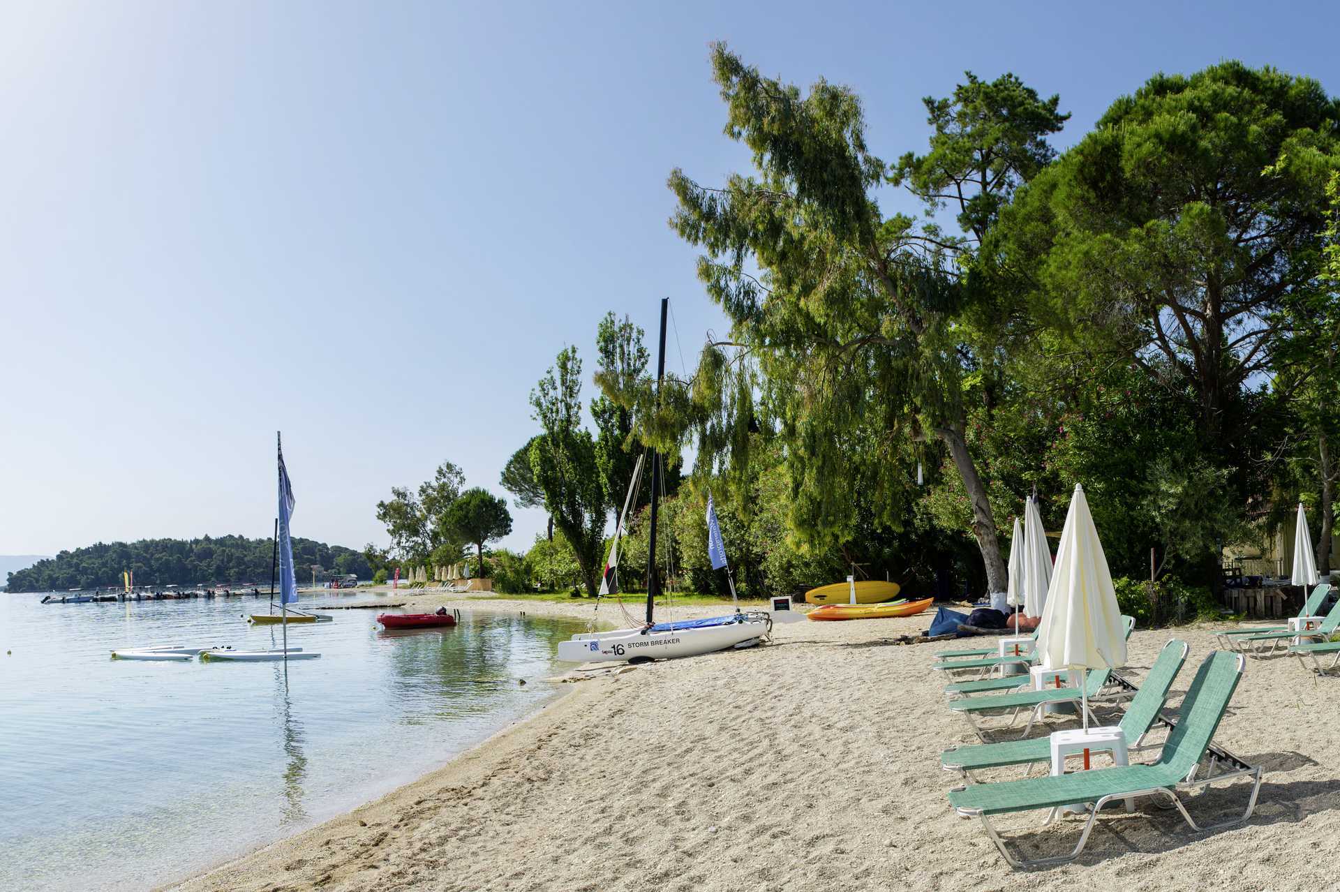 Het strand van het Seaview hotel op Lefkas, Griekenland.