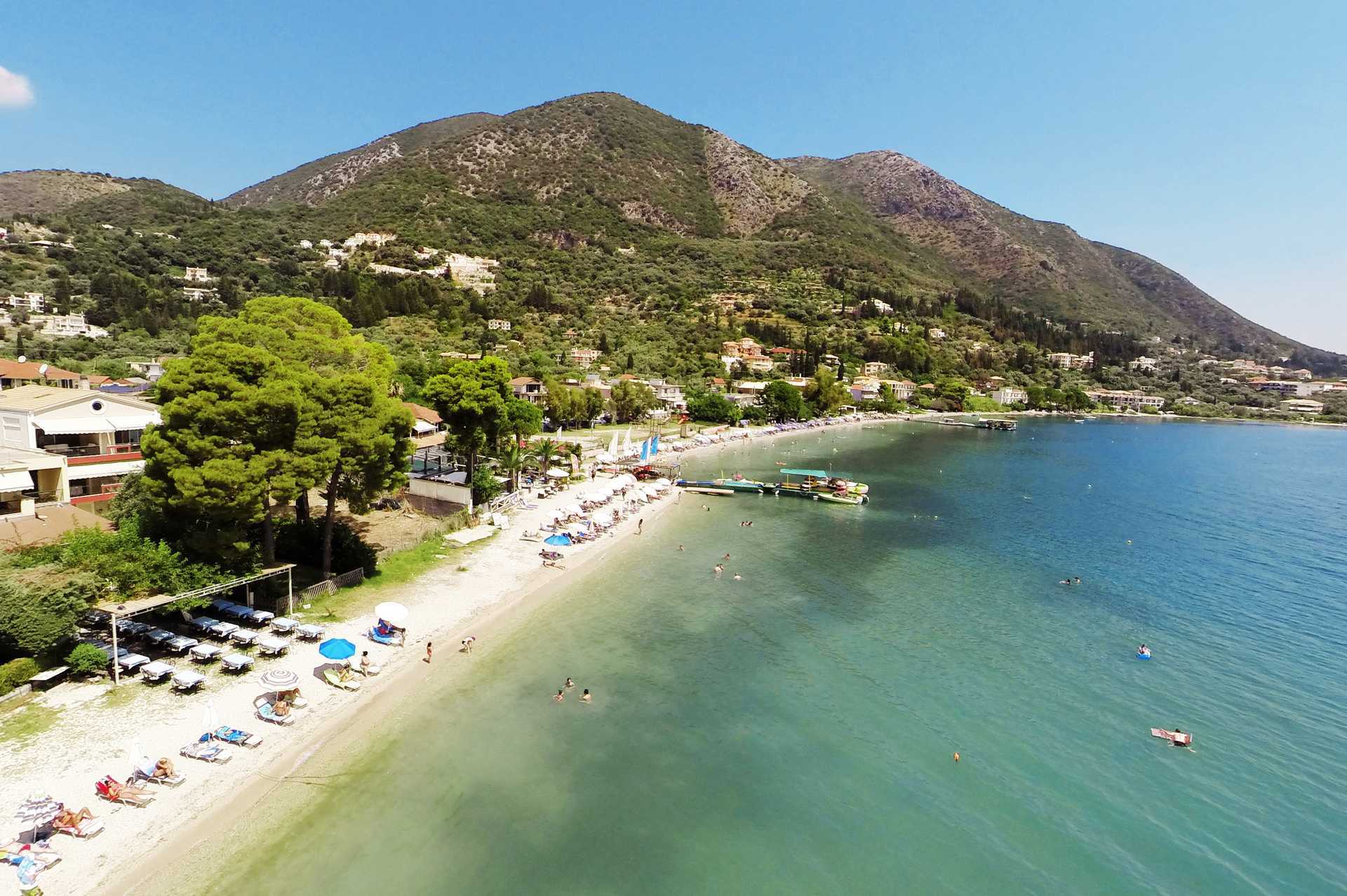 Het strand van het Seaview hotel op Lefkas, Griekenland.