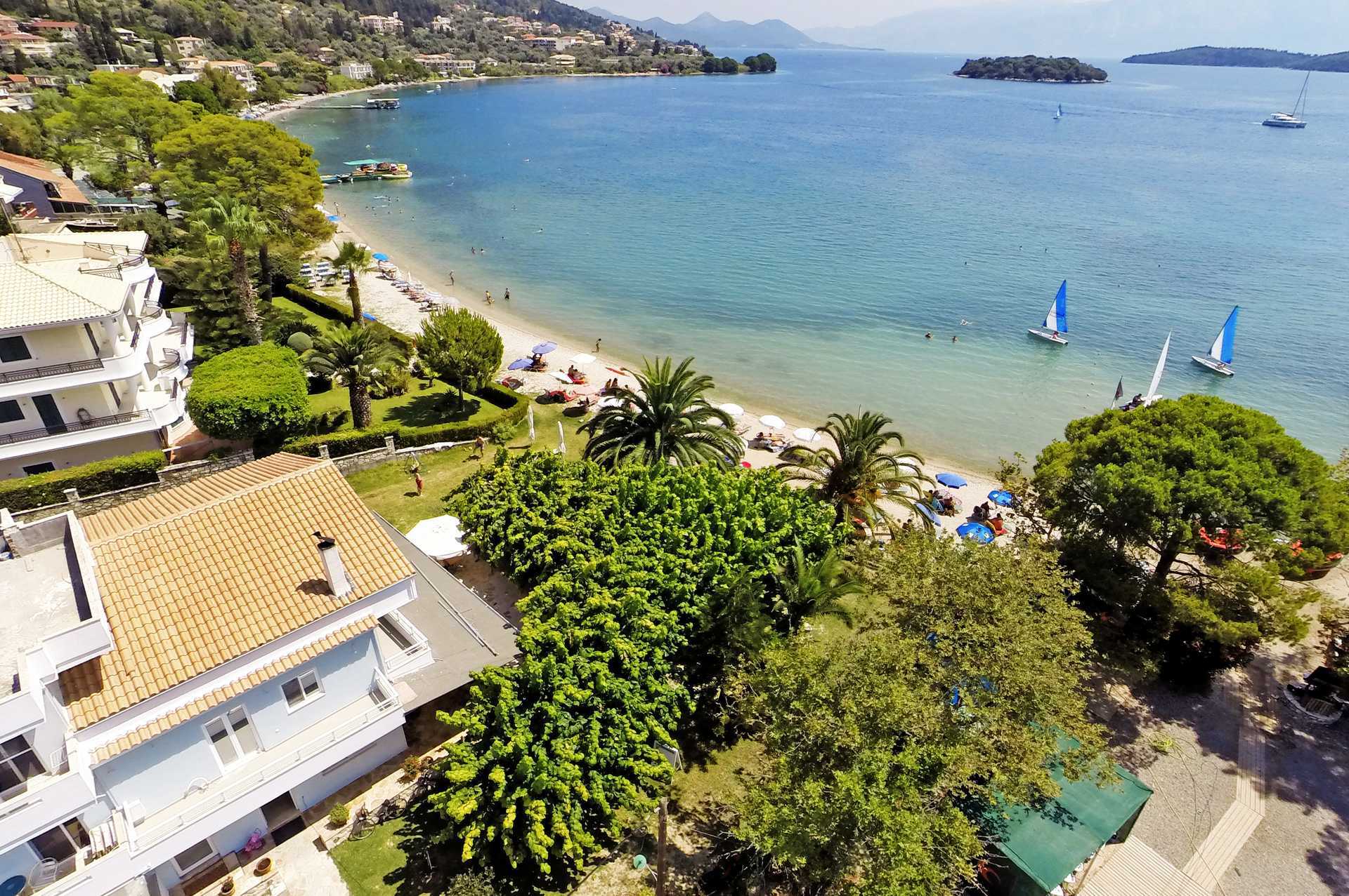 Uitzicht op het strand en het hotelgedeelte van hotel Seaview op Lefkas, Griekenland.