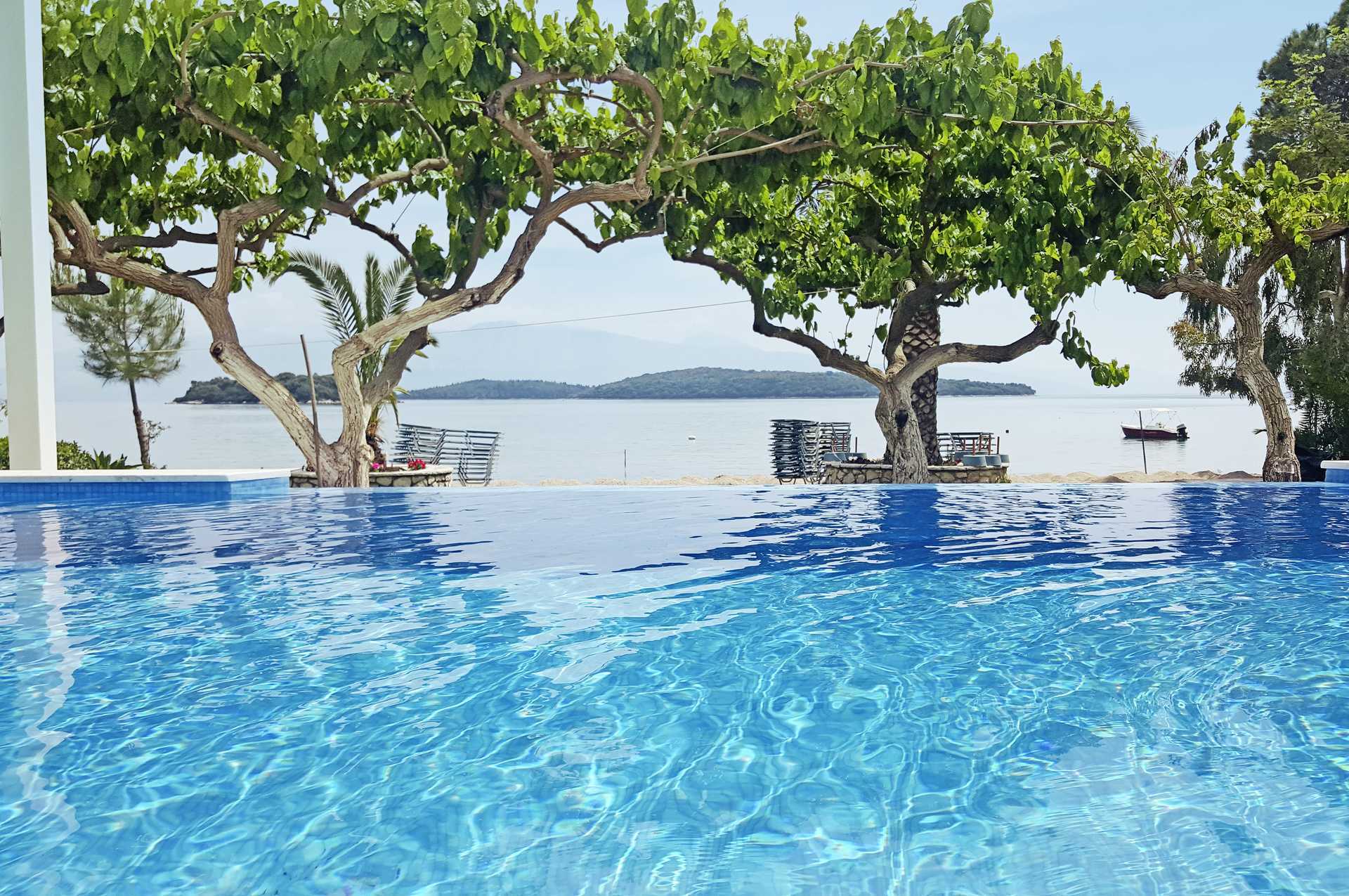 Het zwembad van het Seaview hotel op Lefkas.