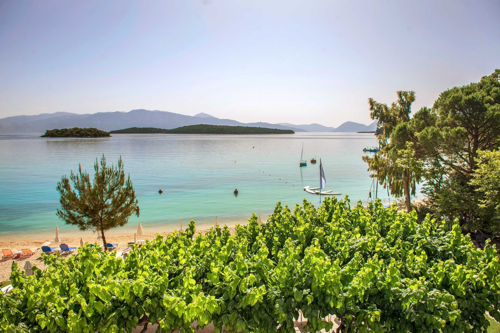 Strand en omgeving bij hotel Seaview op Lefkas.