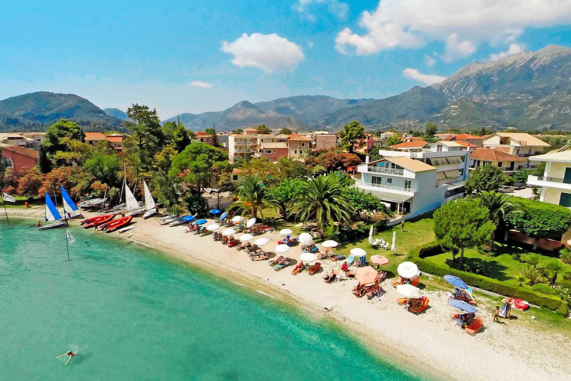 Het strand van het Seaview hotel op Lefkas, Griekenland.