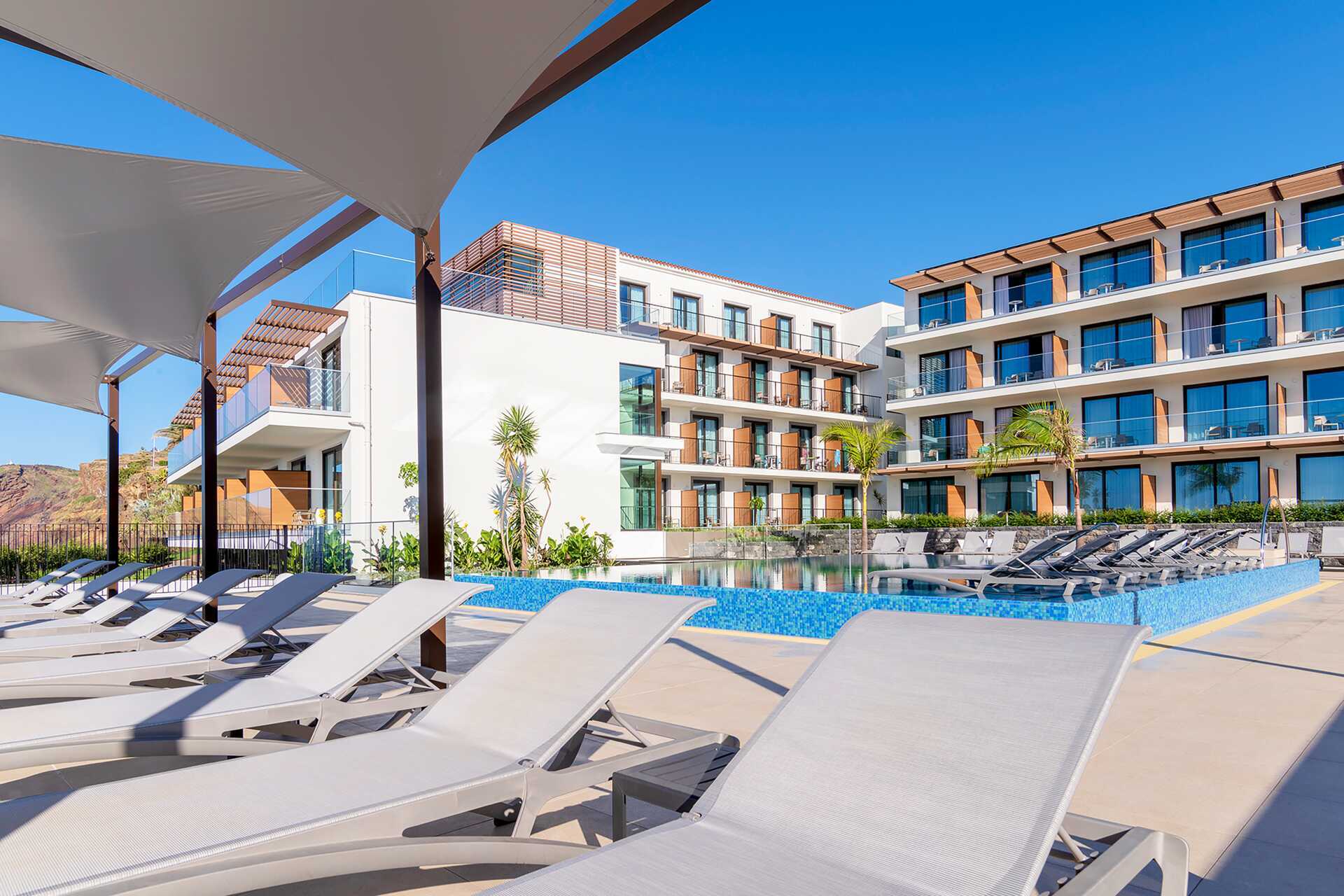 Zwembad bij hotel Sentido Galomar op Madeira, Portugal.