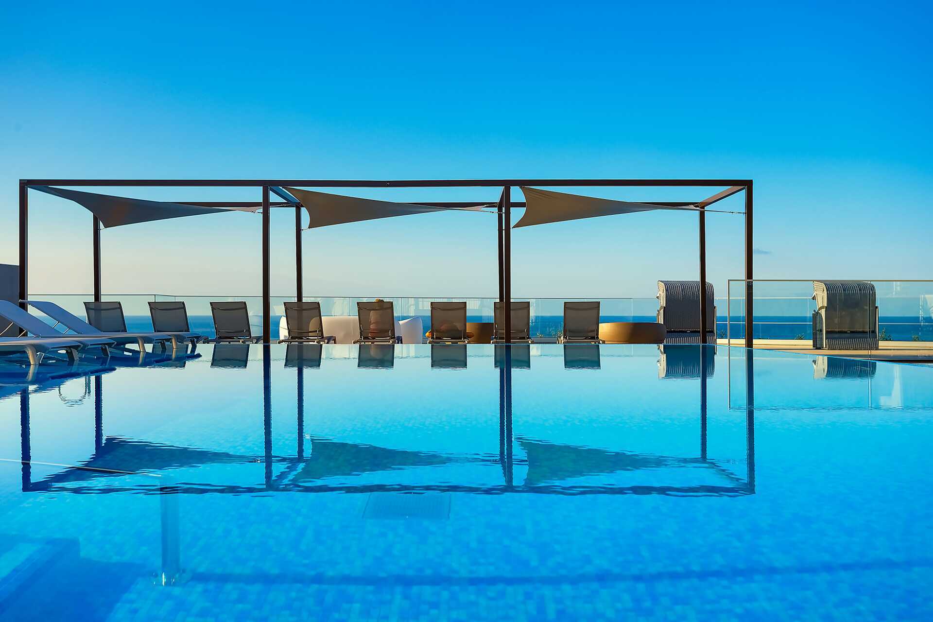 Zeewaterzwembad in hotel Sentido Galomar op Madeira, Portugal.