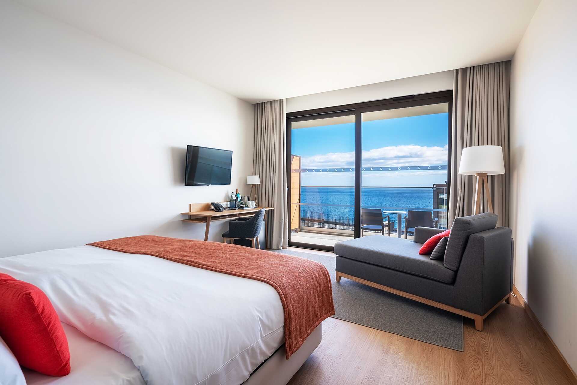 Tweepersoonskamer met volledig zeezicht in hotel Sentido Galomar op Madeira, Portugal.