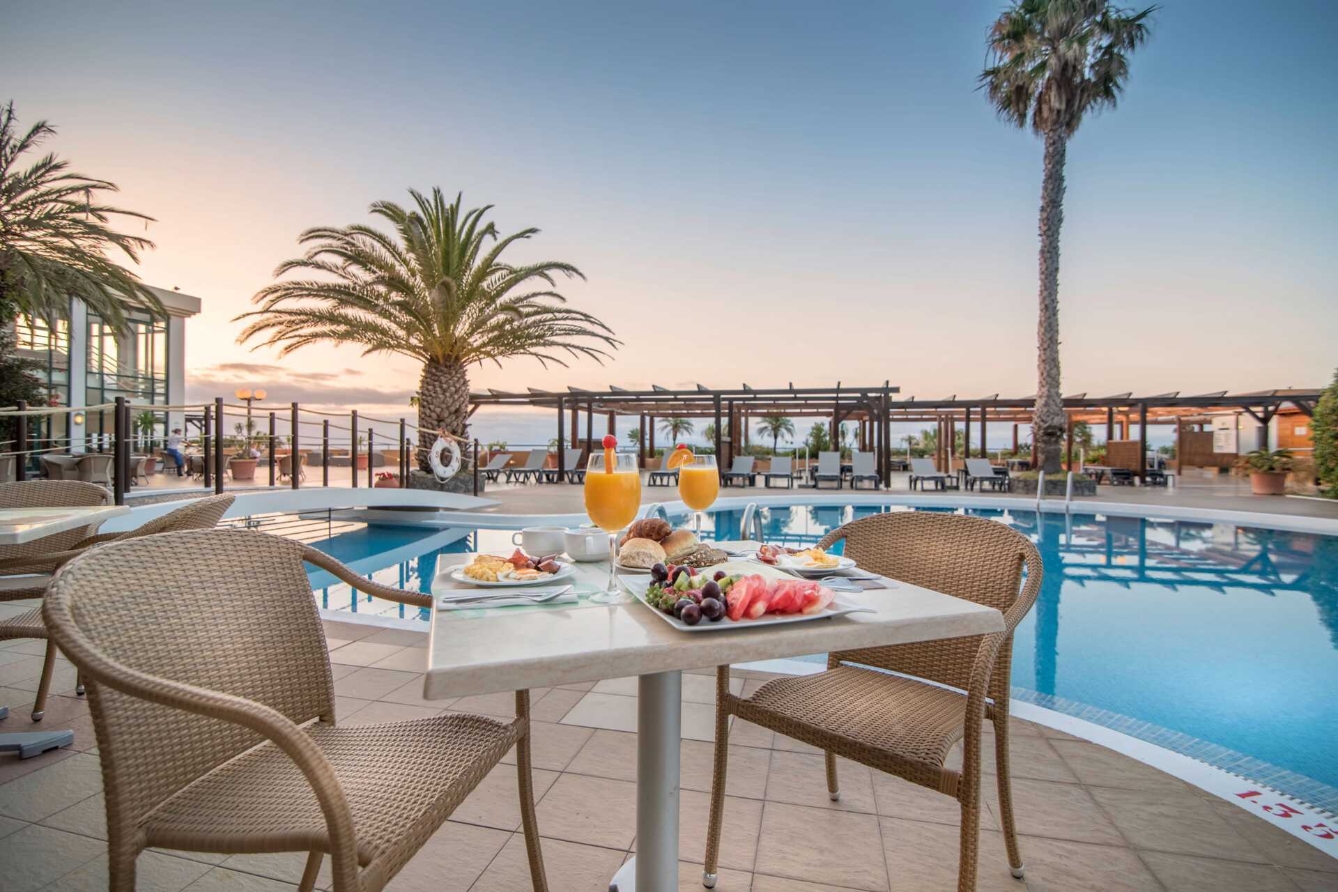 Zwembad bij hotel Sentido Galomar op Madeira, Portugal.