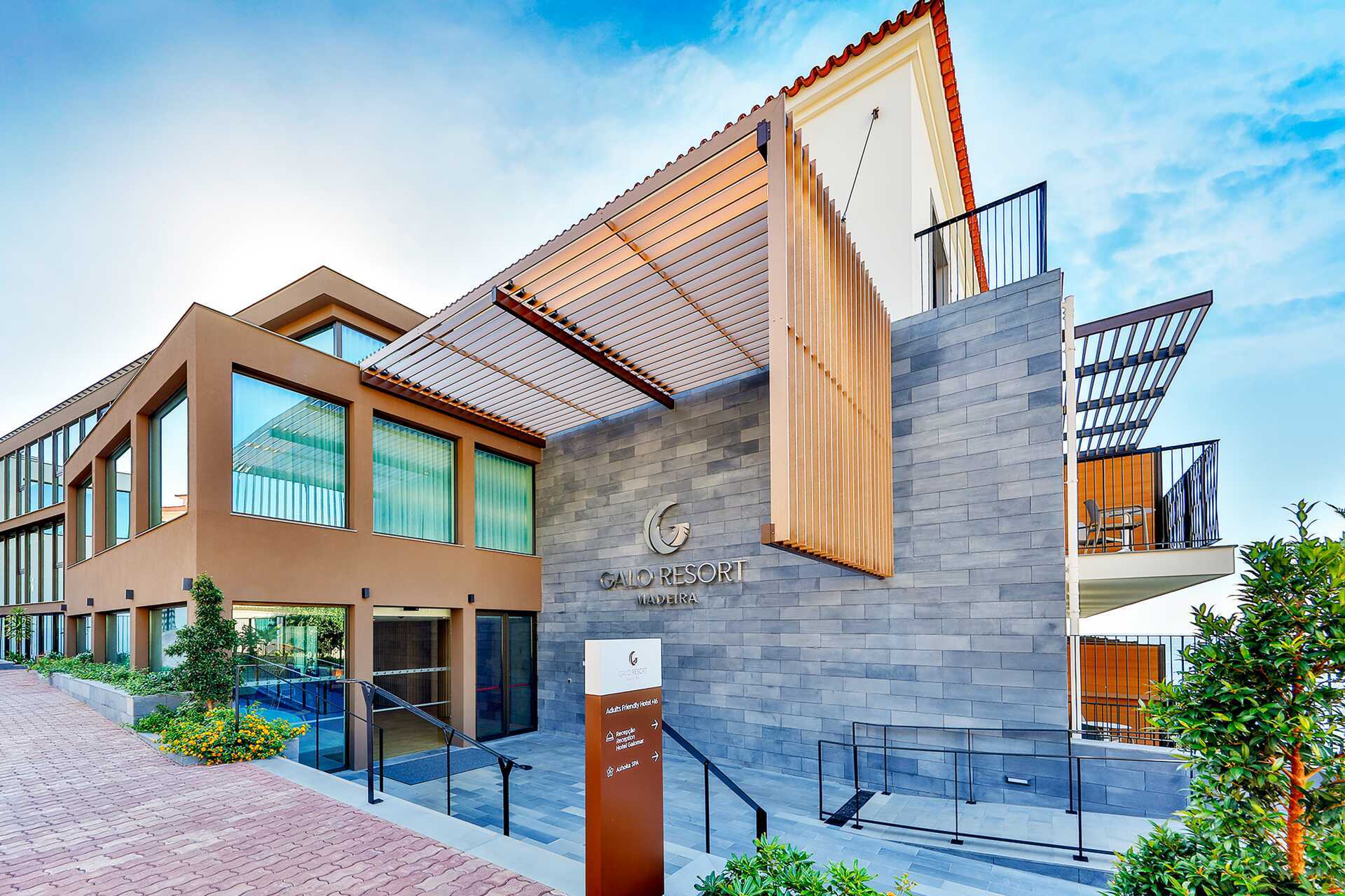 De ingang van het hotel Sentido Galomar op Madeira, Portugal.