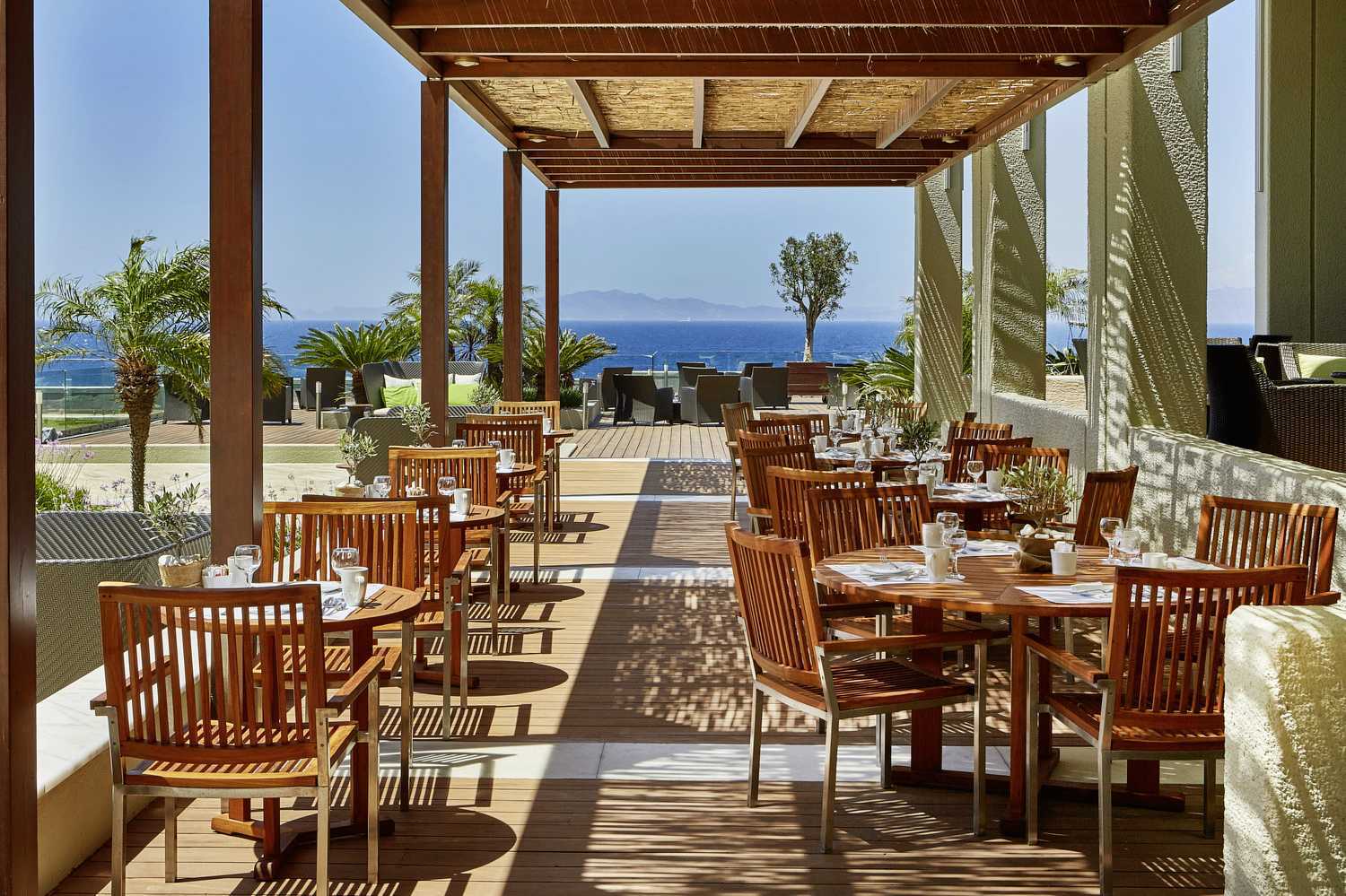 Het hoofdrestaurant van het Sheraton Rhodes Resort hotel in Rhodos, Griekenland.