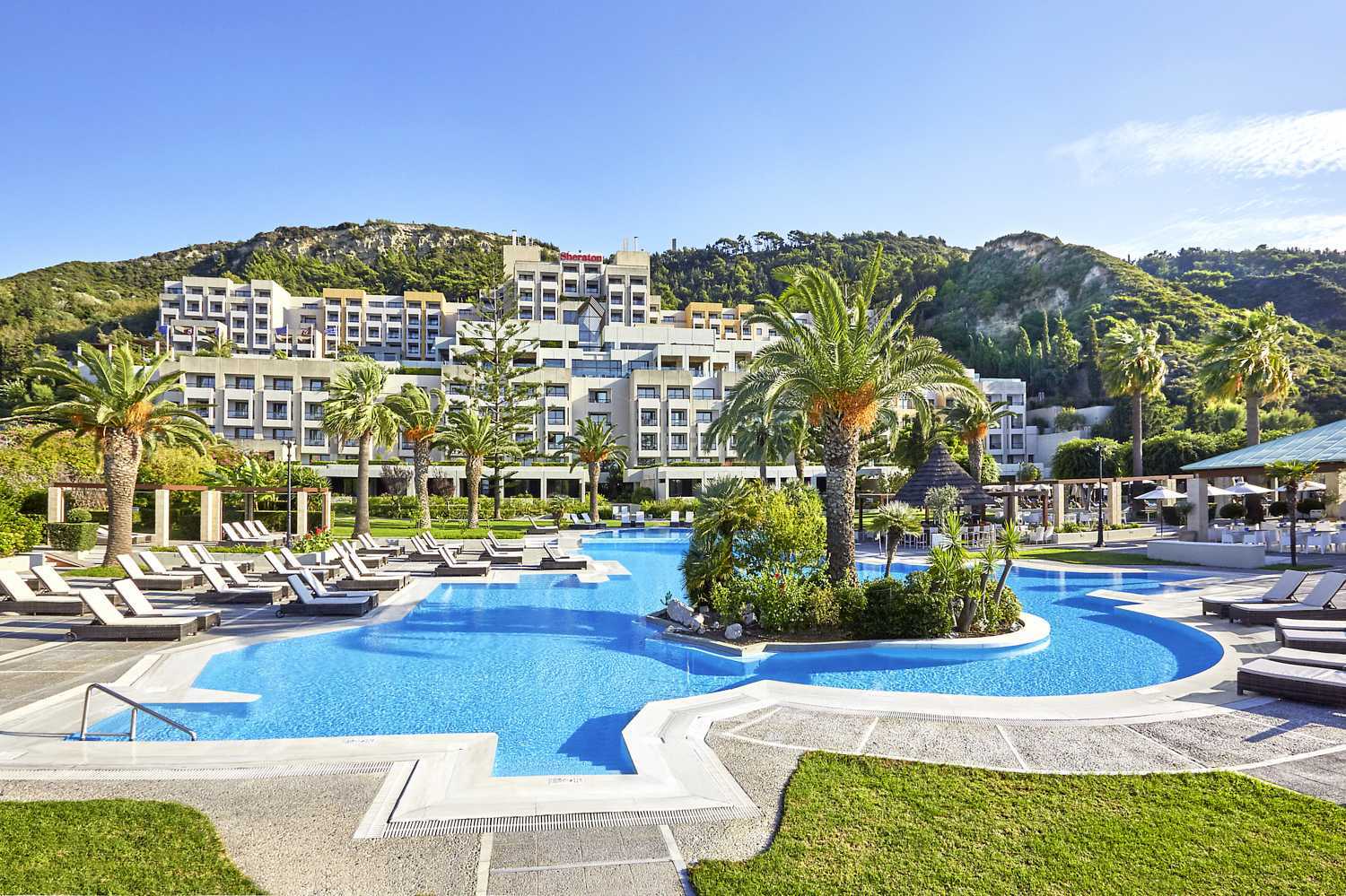 Zwembadgedeelte in het Sheraton Rhodes Resort hotel in Rhodos, Griekenland.