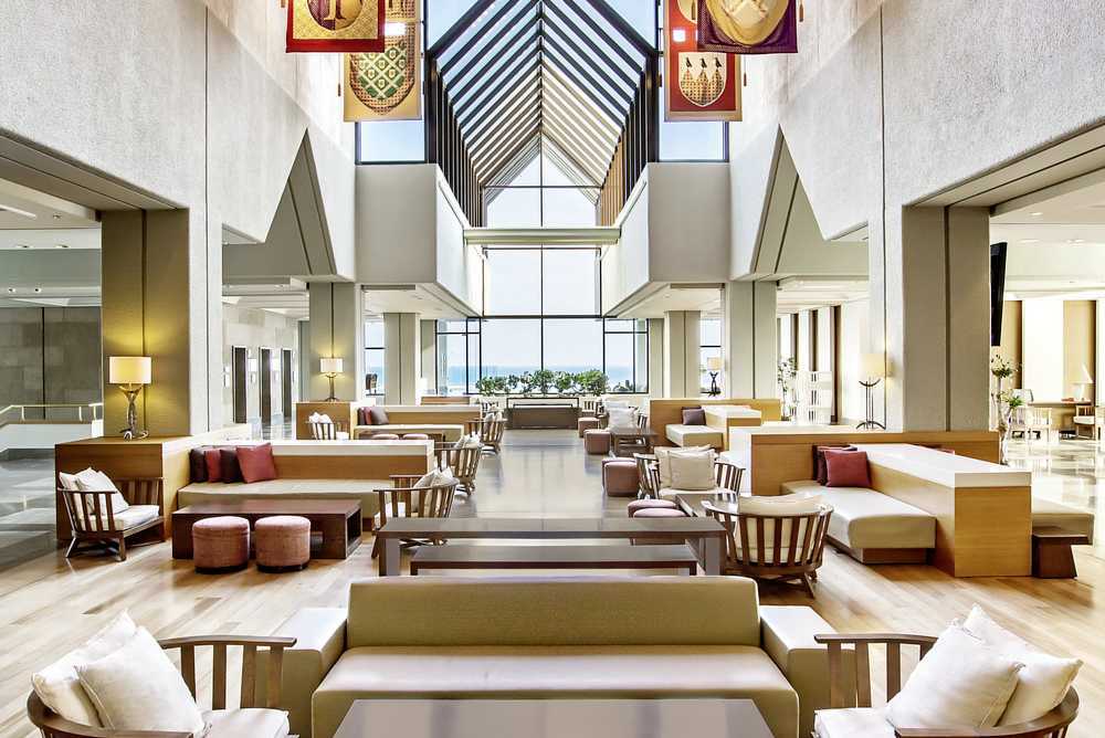 De lobby van het Sheraton Rhodes Resort hotel in Rhodos, Griekenland.