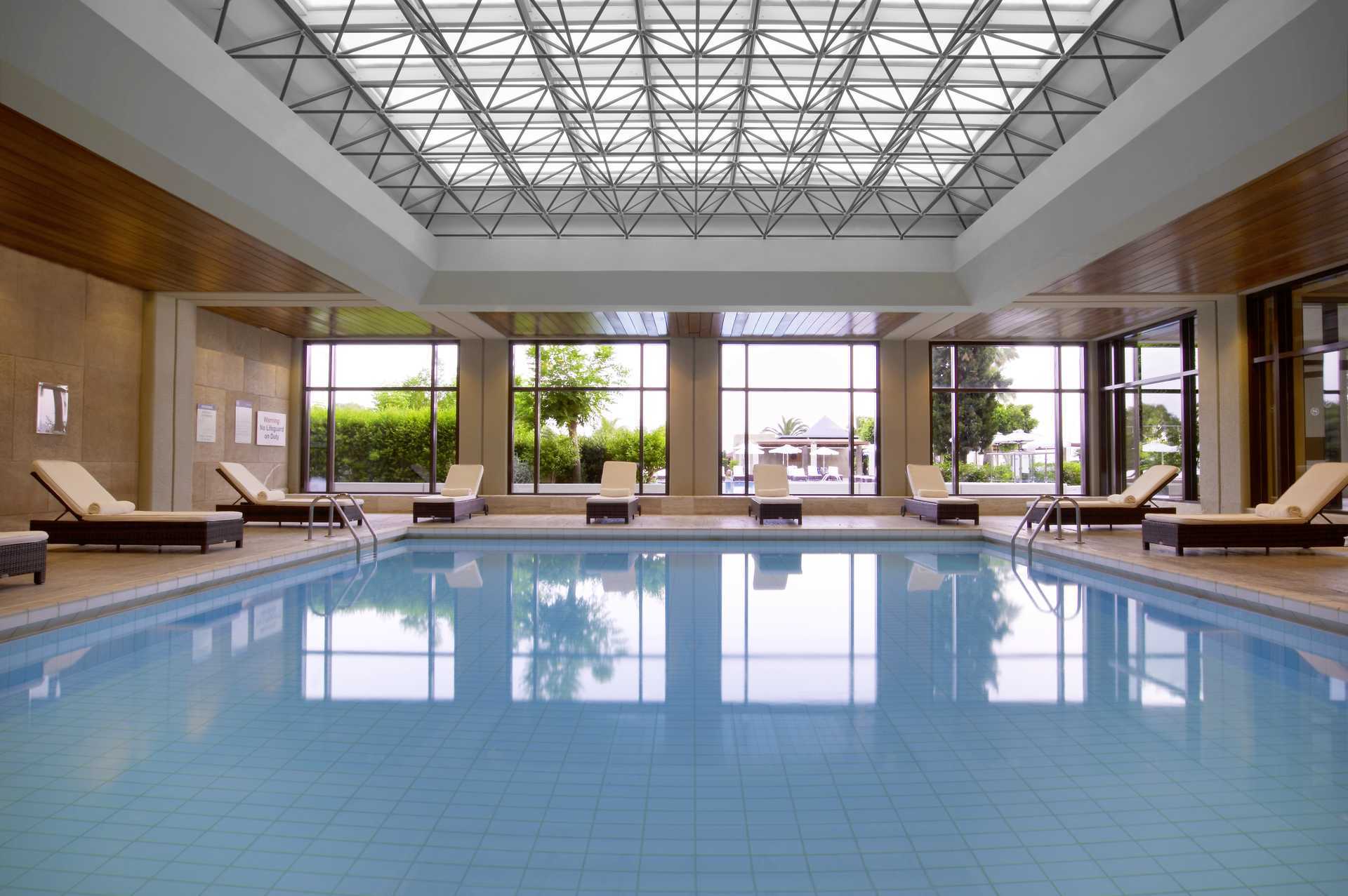Binnenzwembad in het Sheraton Rhodes Resort-hotel in Rhodos, Griekenland.