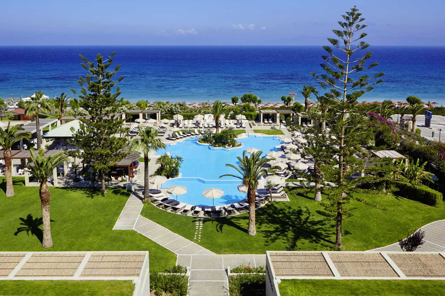 Zwembadgedeelte in het Sheraton Rhodes Resort hotel in Rhodos, Griekenland.
